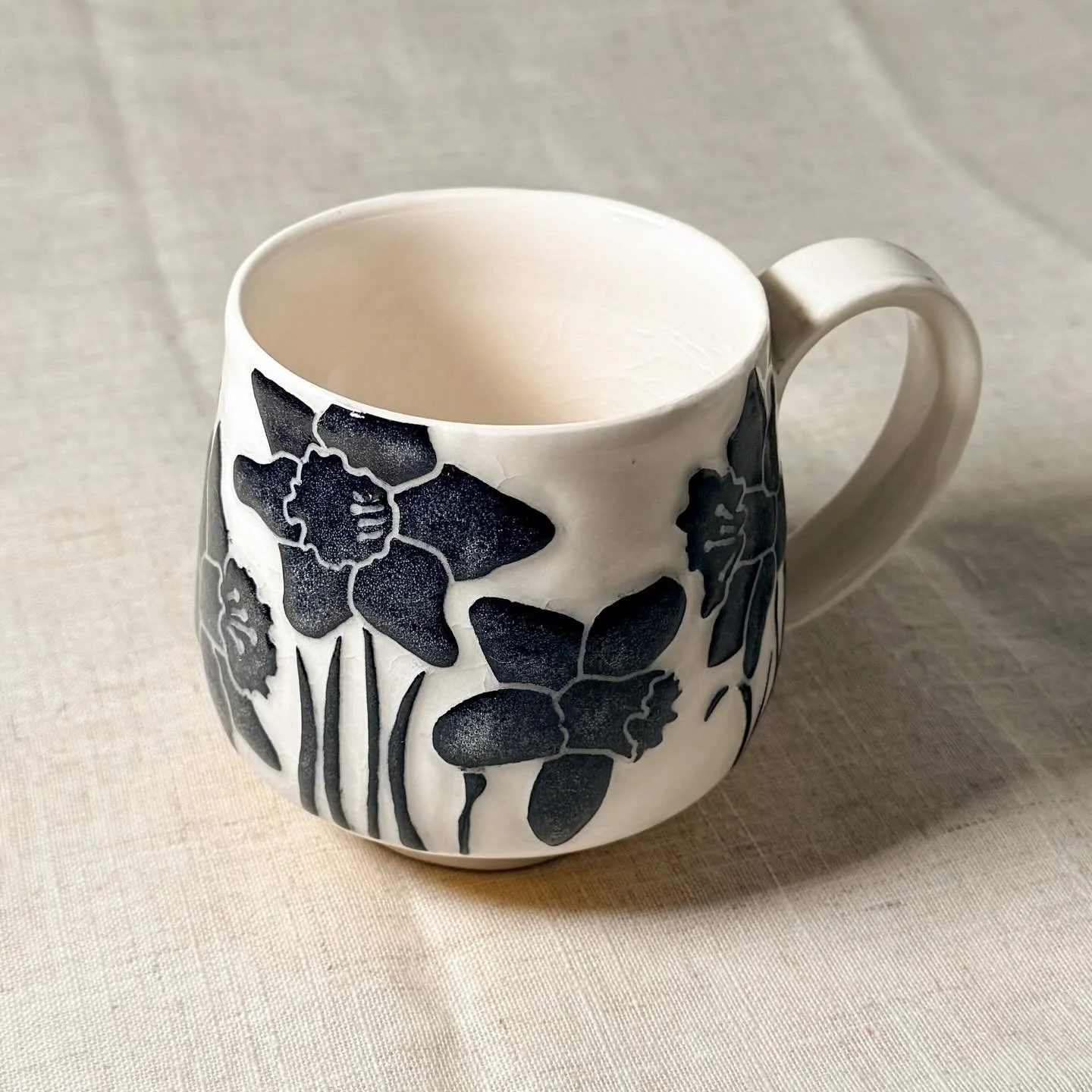 First Daffodil of the season #mainepotter #mainepottery #spring #daffodil #sgraffito