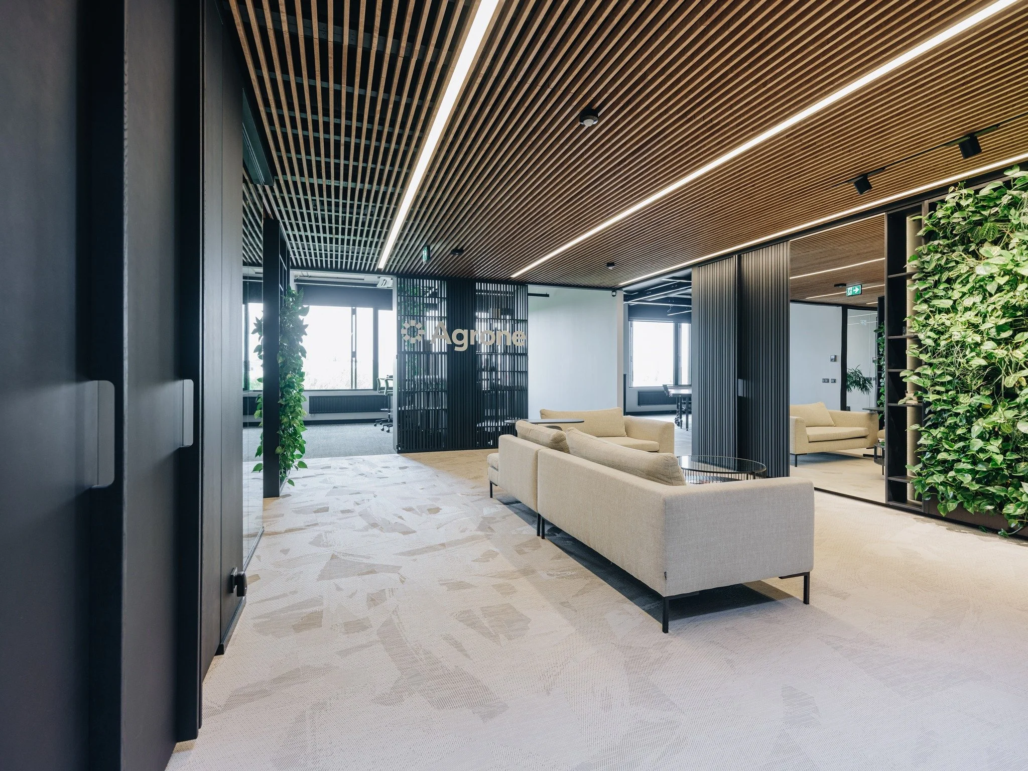 Agrone kontor Rohelises Pargis: valgus, looduslikud materjalid ja rahulik tasakaal