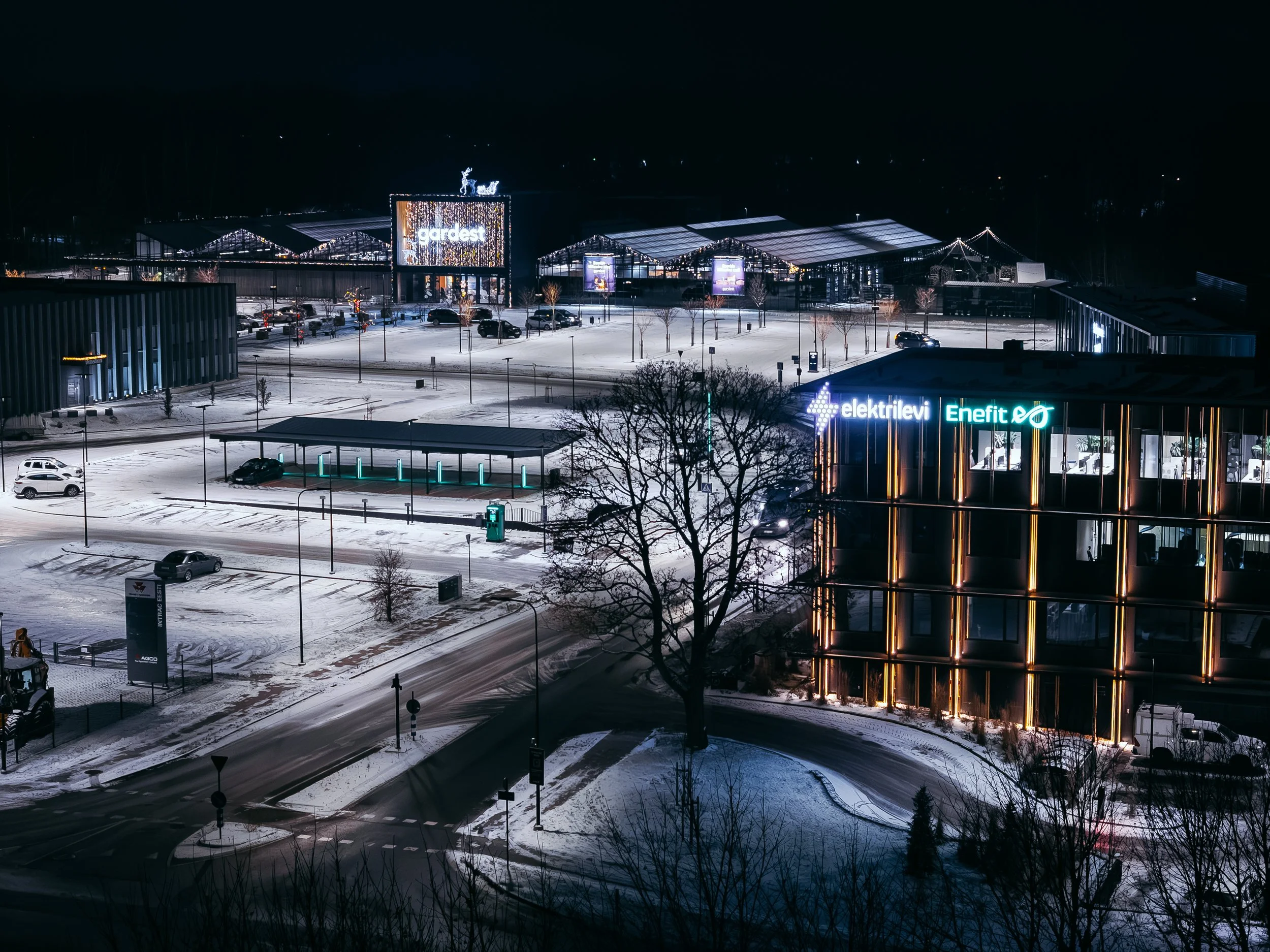 Enefit avab Rohelises Pargis Eesti esimese ilmastikukindla elektriautode laadimiskeskuse