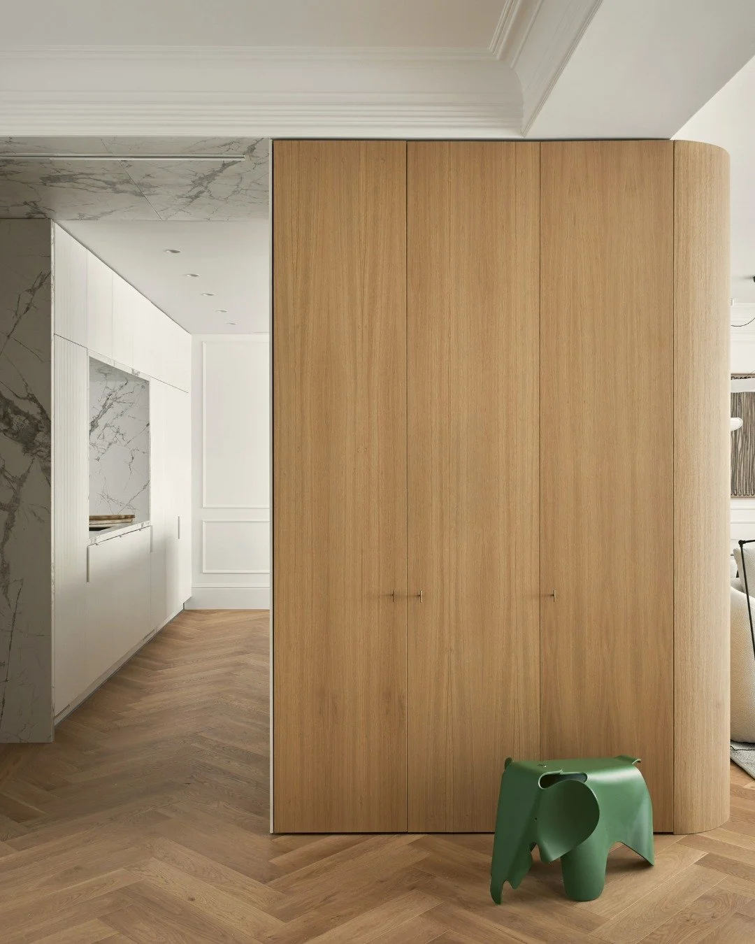 La primera impresi&oacute;n que tienes de tu casa importa m&aacute;s de lo que crees.
Esta entrada era oscura, neutra, de paso. Un espacio que no dec&iacute;a nada.
Hoy es lo primero que ven los invitados. 
Madera de roble, una curva que suaviza el r