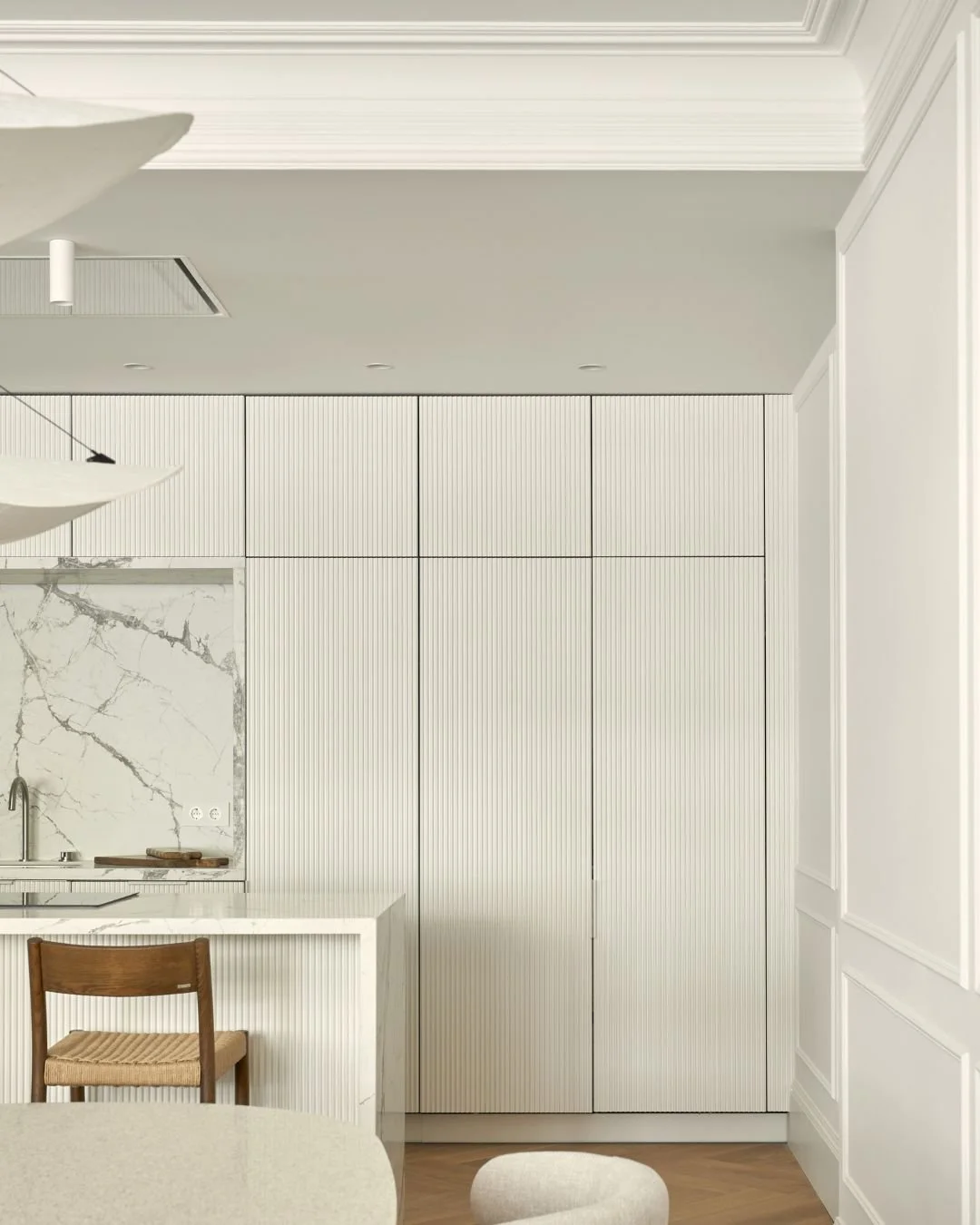 En este caso la clienta quer&iacute;a una cocina completamente abierta al sal&oacute;n, que fuera el centro de la casa. Necesitaba un mueble desayunador, para esconder los peque&ntilde;os electrodom&eacute;sticos que se utilizan a diario. 

Dise&ntil