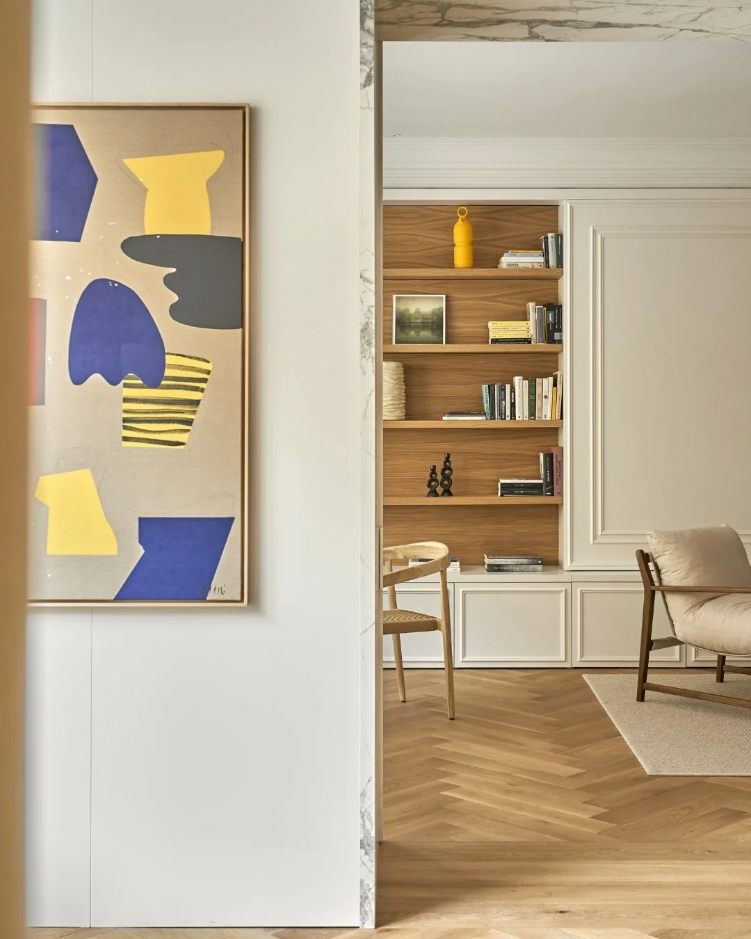 En Casa Vel&aacute;zquez marcamos los pasos en porcel&aacute;nico, aportando singularidad al espacio y la forma en la que transitamos el espacio.

Nos encanta el car&aacute;cter que le ha dado a la vivienda.

#interiorismo #Reforma #interiordesign #m