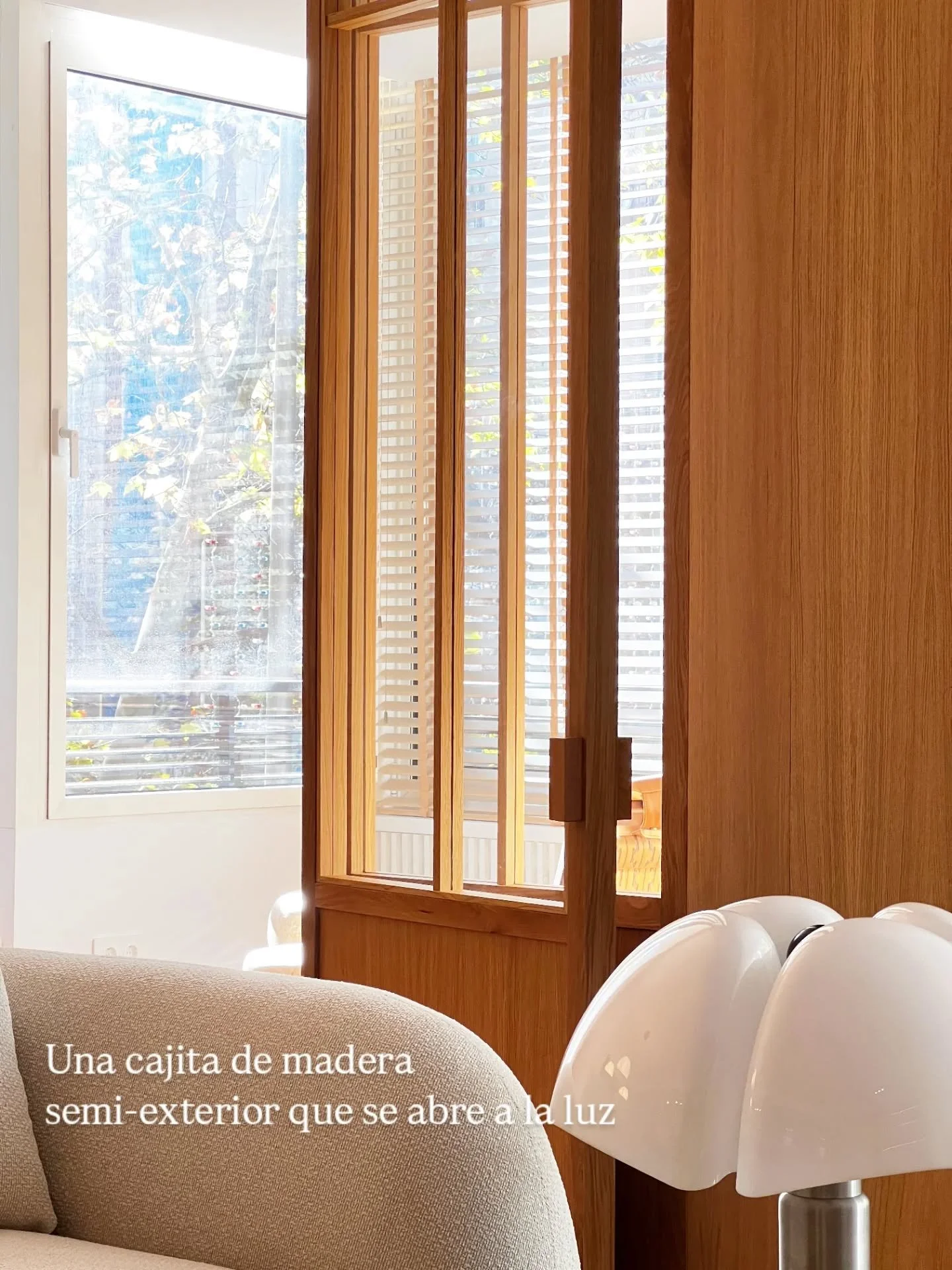 "Dise&ntilde;ar es ordenar la luz"

La luz entra, se filtra y se transforma.
Madera, lamas y un umbral c&aacute;lido que conecta la vivienda con su terraza.