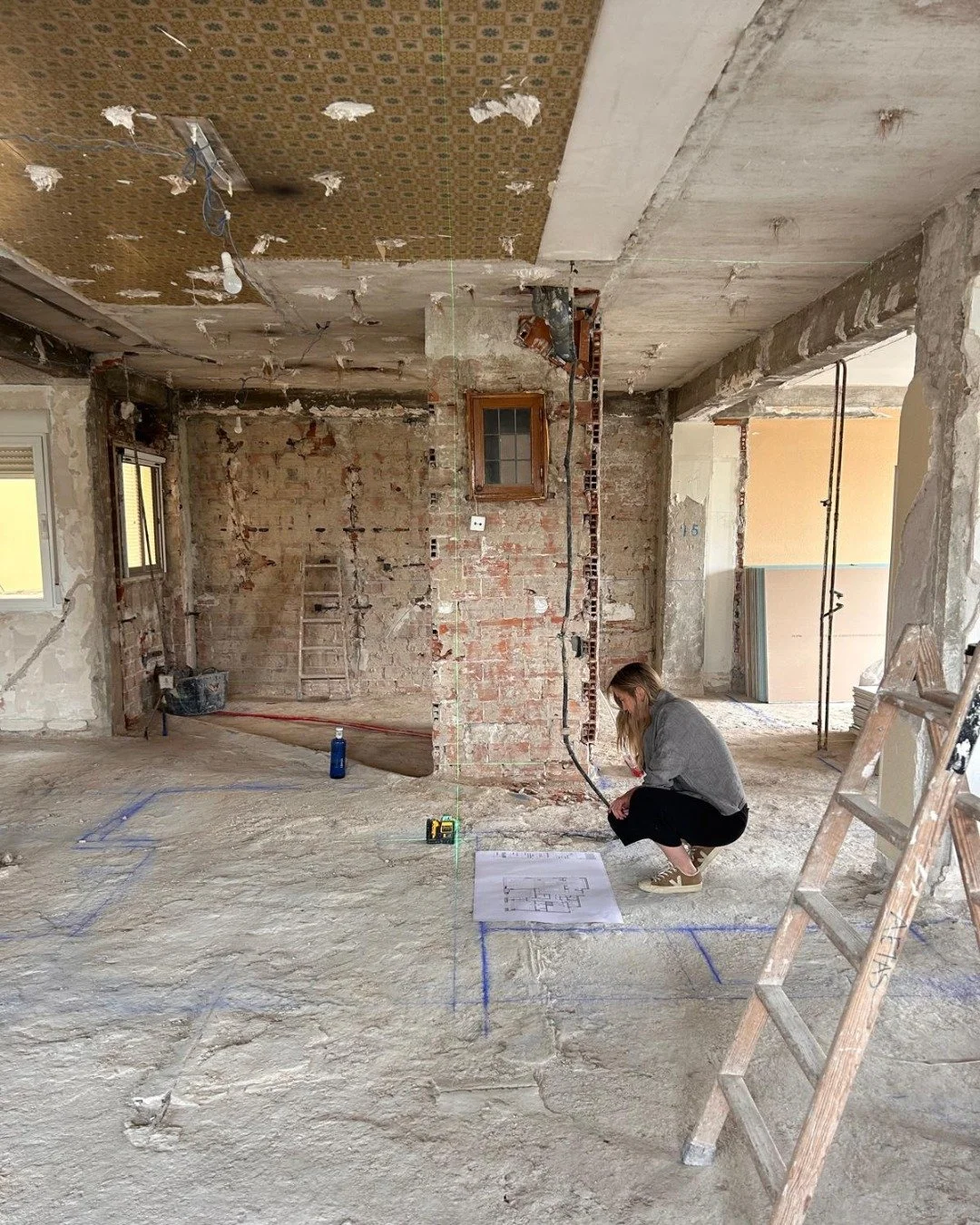 Proyectar una casa es solo el principio.
Despu&eacute;s viene el replanteo de tabiquer&iacute;a. La visita de obra. Comprobar que cada l&iacute;nea del plano se traslada bien a la realidad. Y volver cuantas veces haga falta hasta que todo est&eacute;