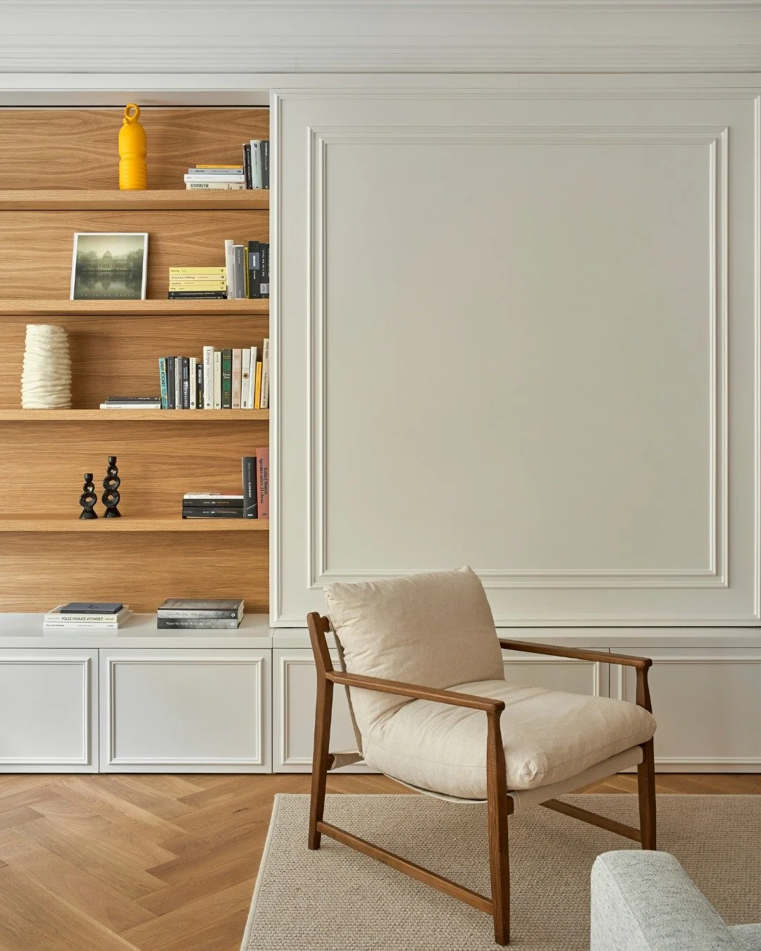 Una habitaci&oacute;n infrautilizada que hoy es uno de los rincones m&aacute;s agradables de la casa.
Librer&iacute;a a medida, zona de lectura, despacho con vistas a la calle y una luz pensada para quedarse. Un detalle que nos encanta: la tele se es