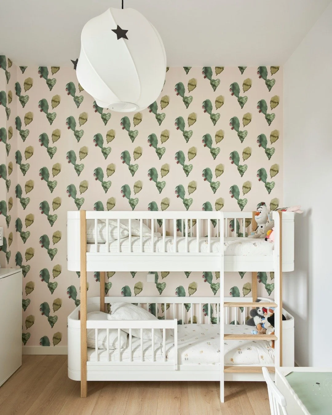 Los cuartos infantiles son de los espacios que m&aacute;s nos gustan dise&ntilde;ar.
Porque hay que pensar en qui&eacute;n va a vivir ah&iacute; de verdad &mdash; c&oacute;mo juega, c&oacute;mo duerme, c&oacute;mo va a crecer en ese espacio. No es so