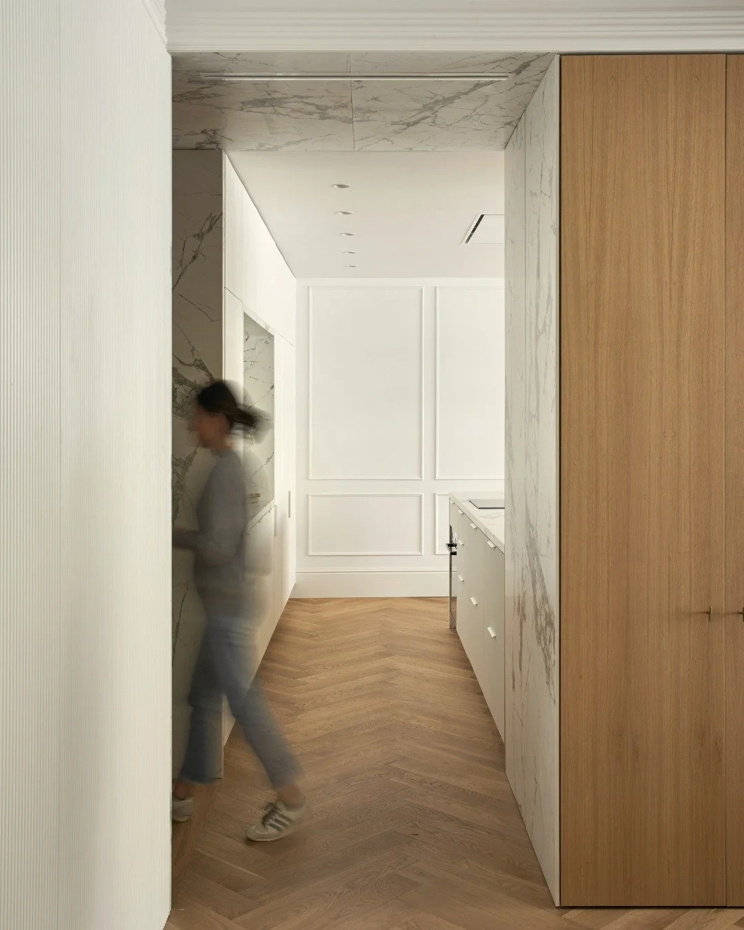 Cuando un material define la transici&oacute;n entre espacios, deja de ser un revestimiento m&aacute;s y se convierte en arquitectura.
En Residencia Vel&aacute;zquez usamos porcel&aacute;nico en paredes y techo para marcar el paso de una zona a otra.