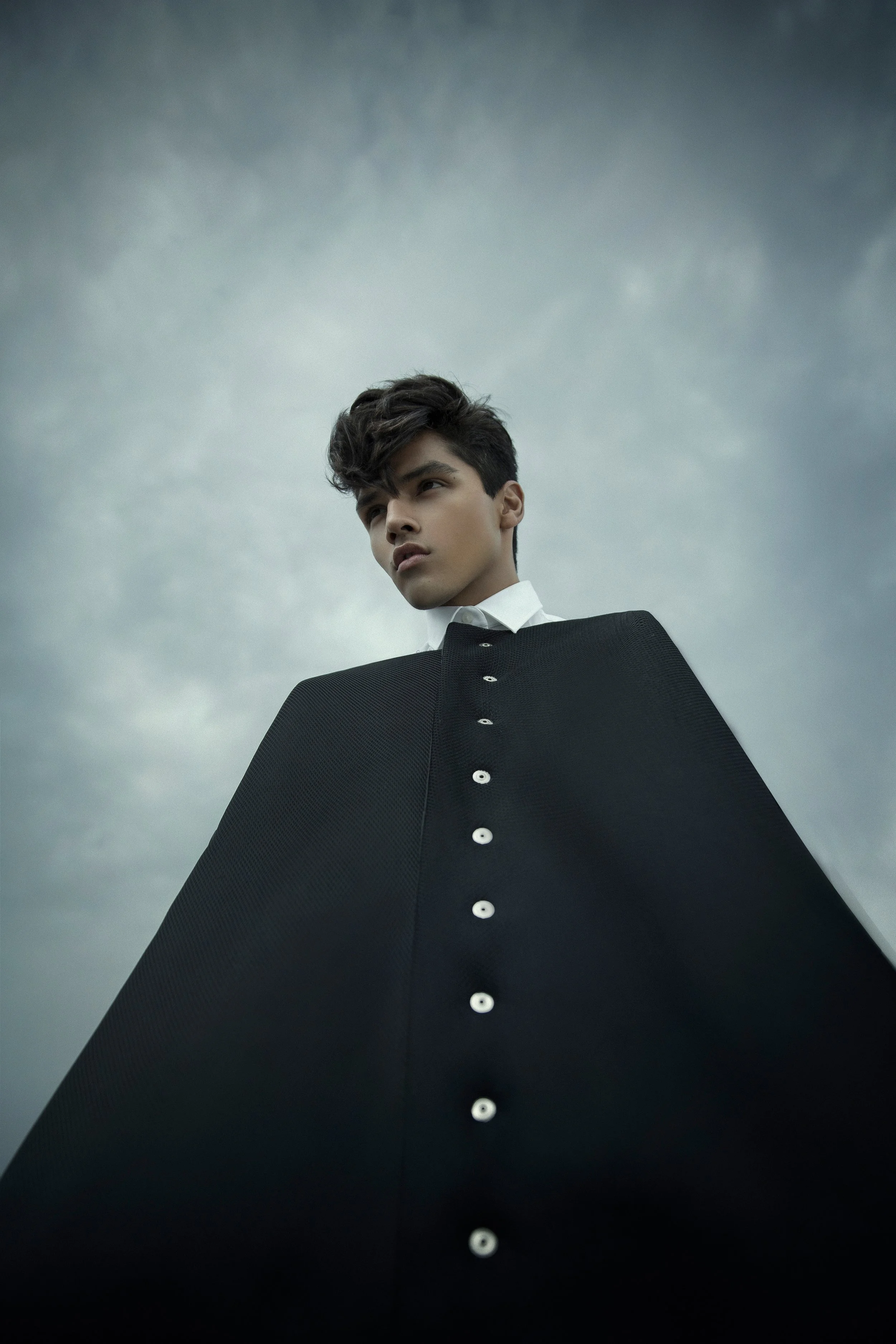 Arturo Jaramillo for Fashionably Male
Photography: @Johnny Lopera
Model: @Jean Rico BANG! Management
MUA: @Antonio Ruiz
Captured against a scenic rural backdrop, Jean Rico from Bang! Management dons a conceptual wardrobe for everyday living. Structur