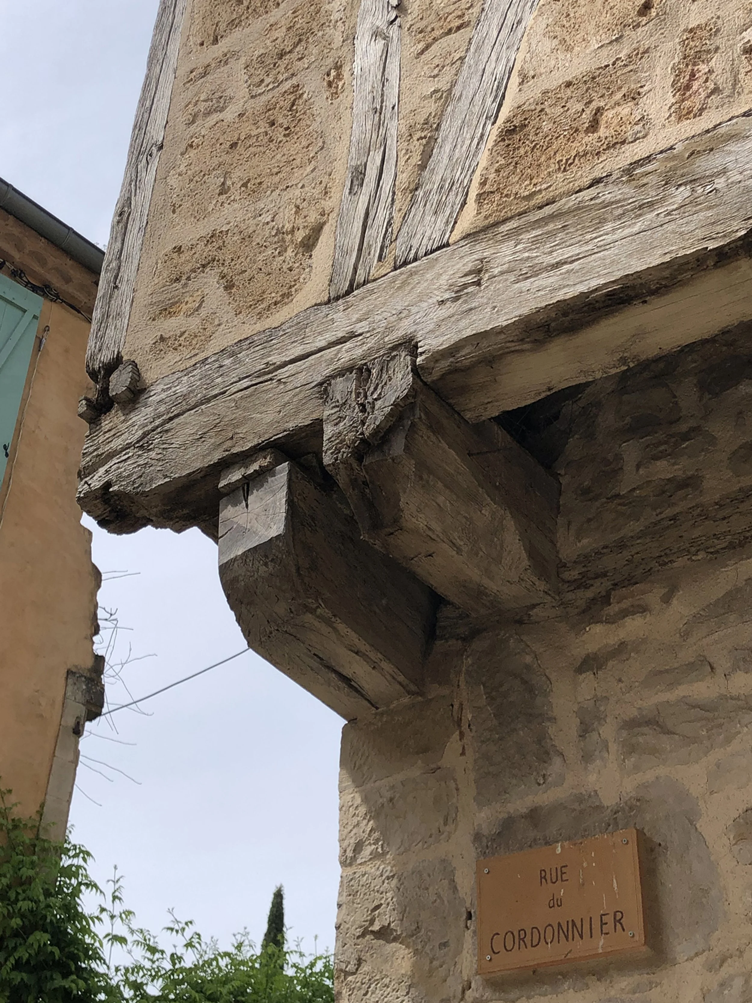 Angle de pierre, mémoire du bois