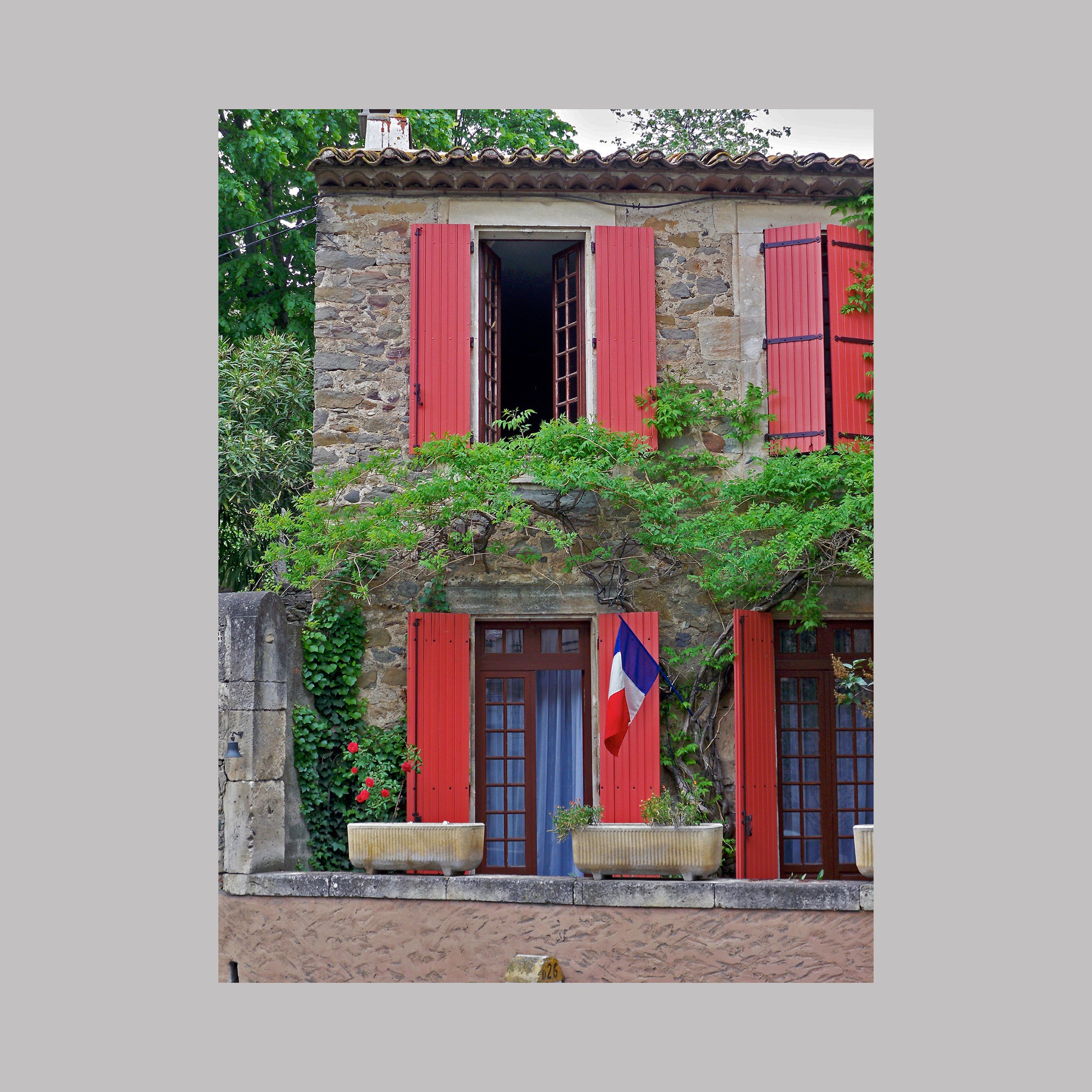 Maison au Volets Rouges