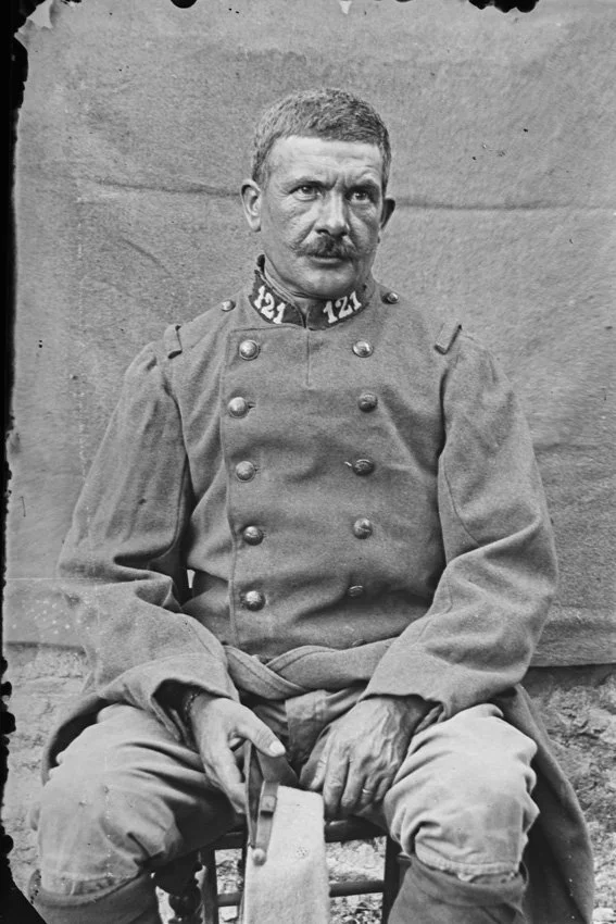 Le soldat au regard lointain