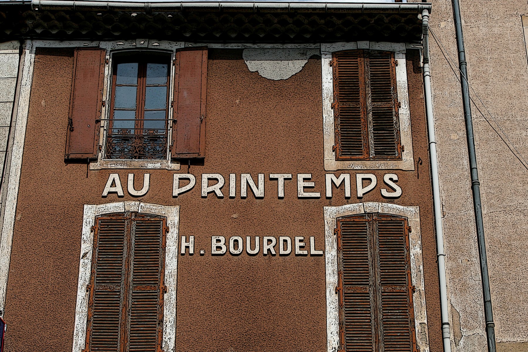 Façade d'un bâtiment avec des volets en bois et une enseigne en lettres blanches 'AU PRINTEMPS' et 'H. BOURDEL'.