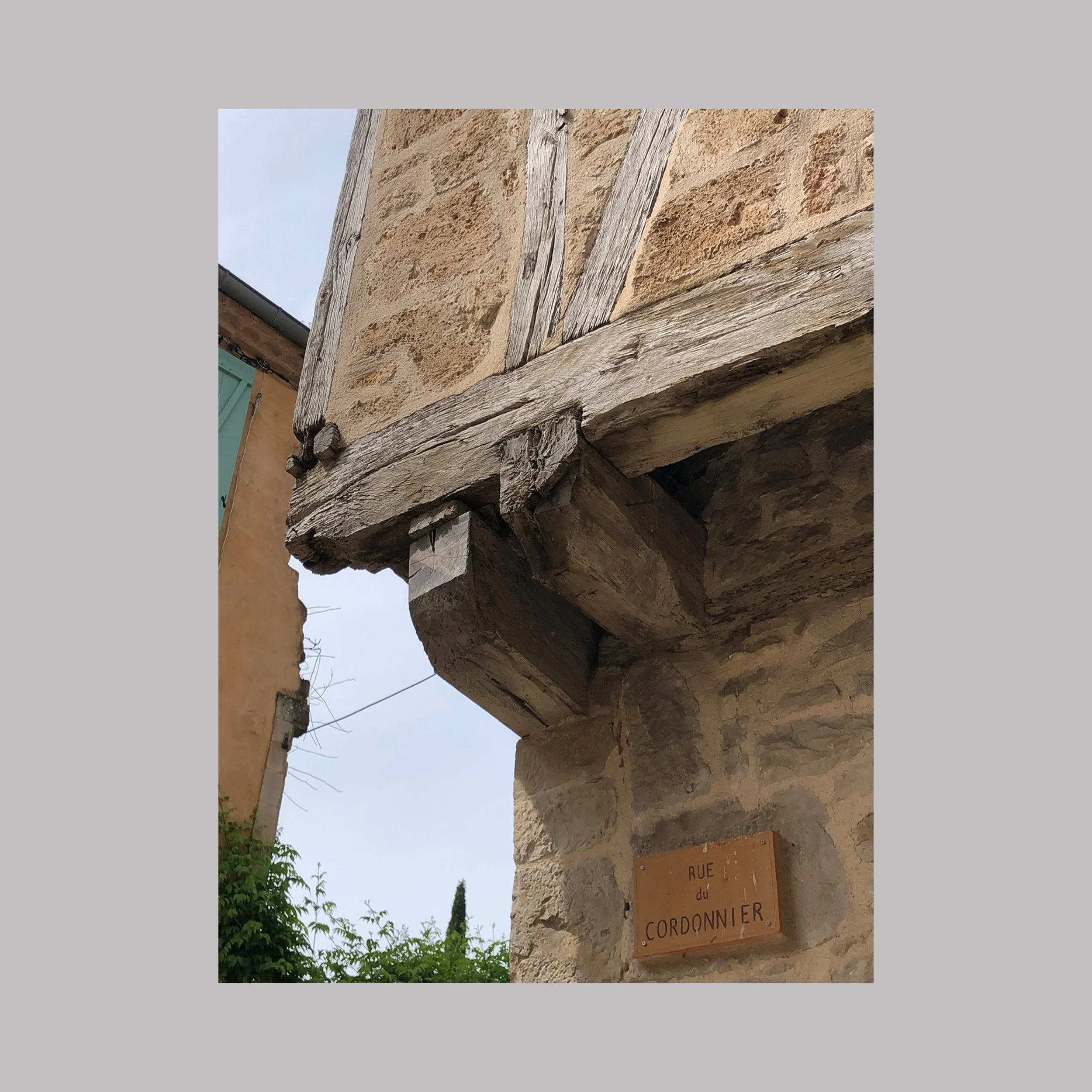 Angle de pierre, mémoire du bois