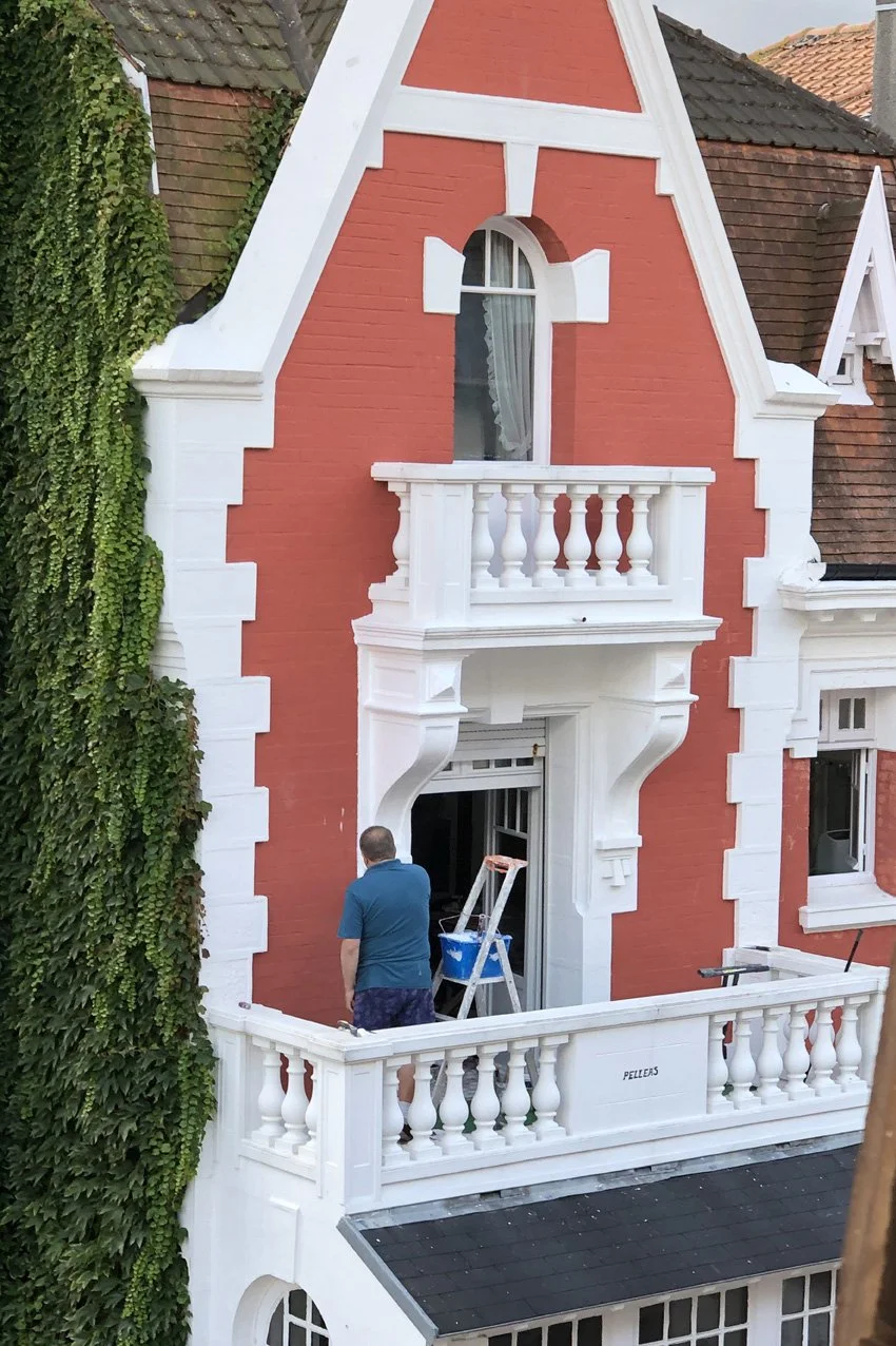 Façade écarlate aux élégantes lignes blanches