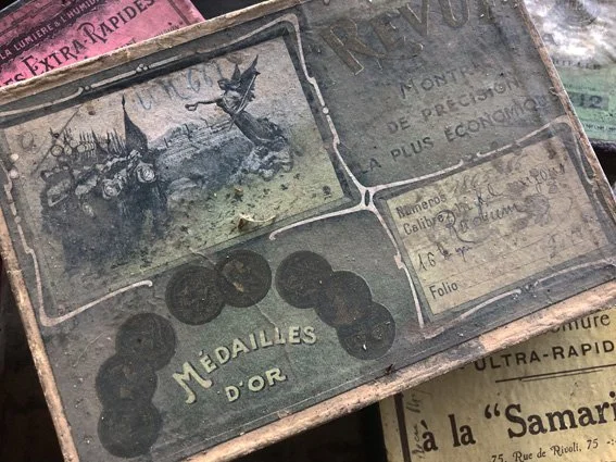 Boîte de médailles en or pour des Jeux Olympiques, avec une image de la torche et des flammes, et écrite 'MÉDAILLES D'OR'