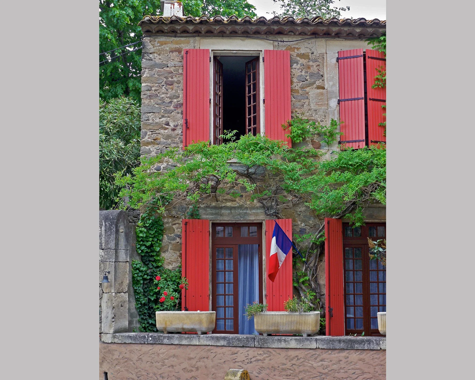 Maison au Volets Rouges