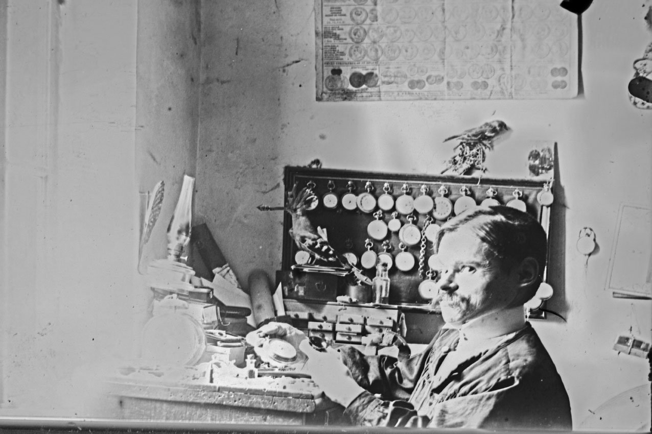 Milhé dans son atelier, à sa table de travail