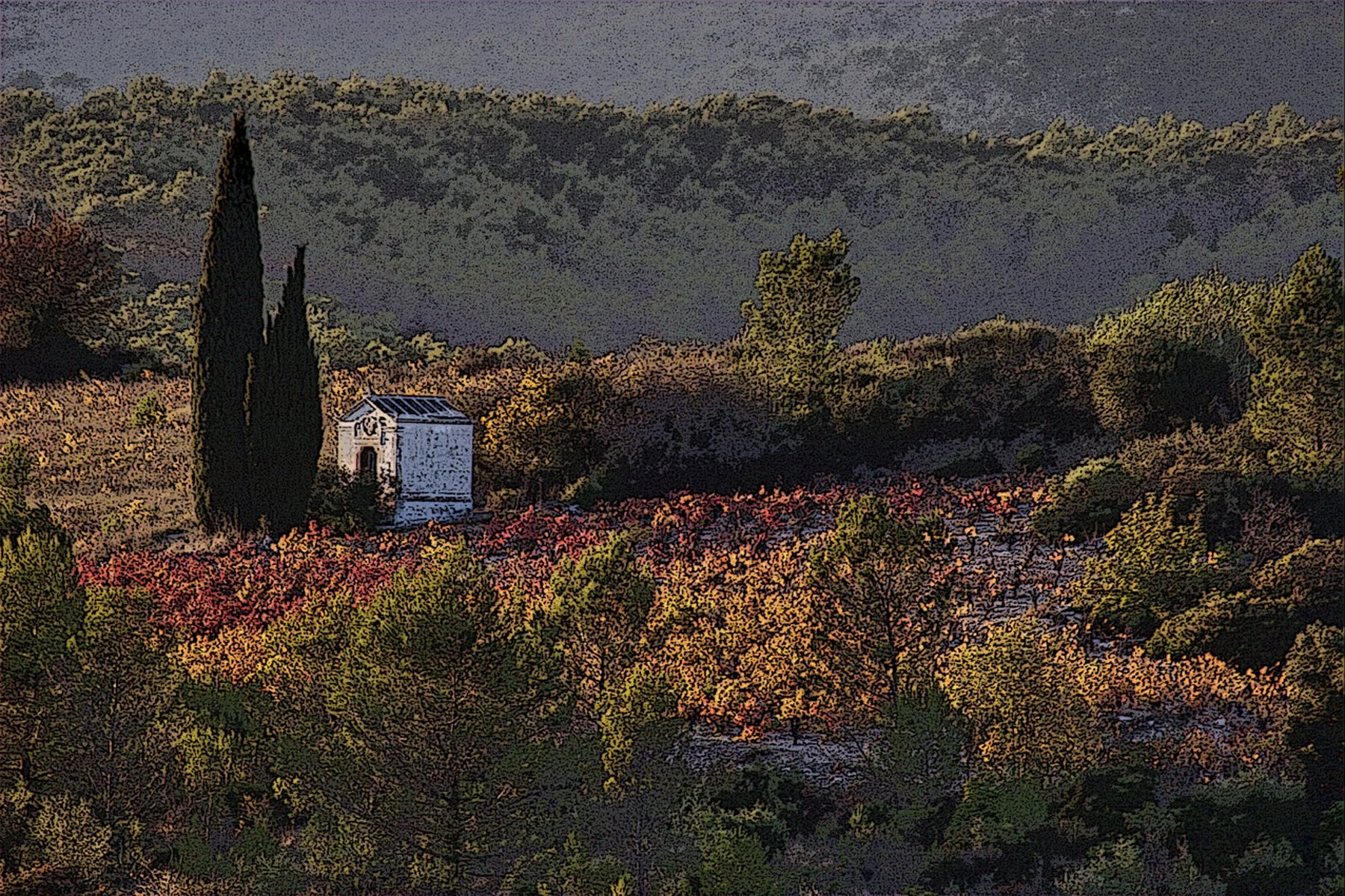 Paysage rural avec petite maison blanche sous ciel nuageux.