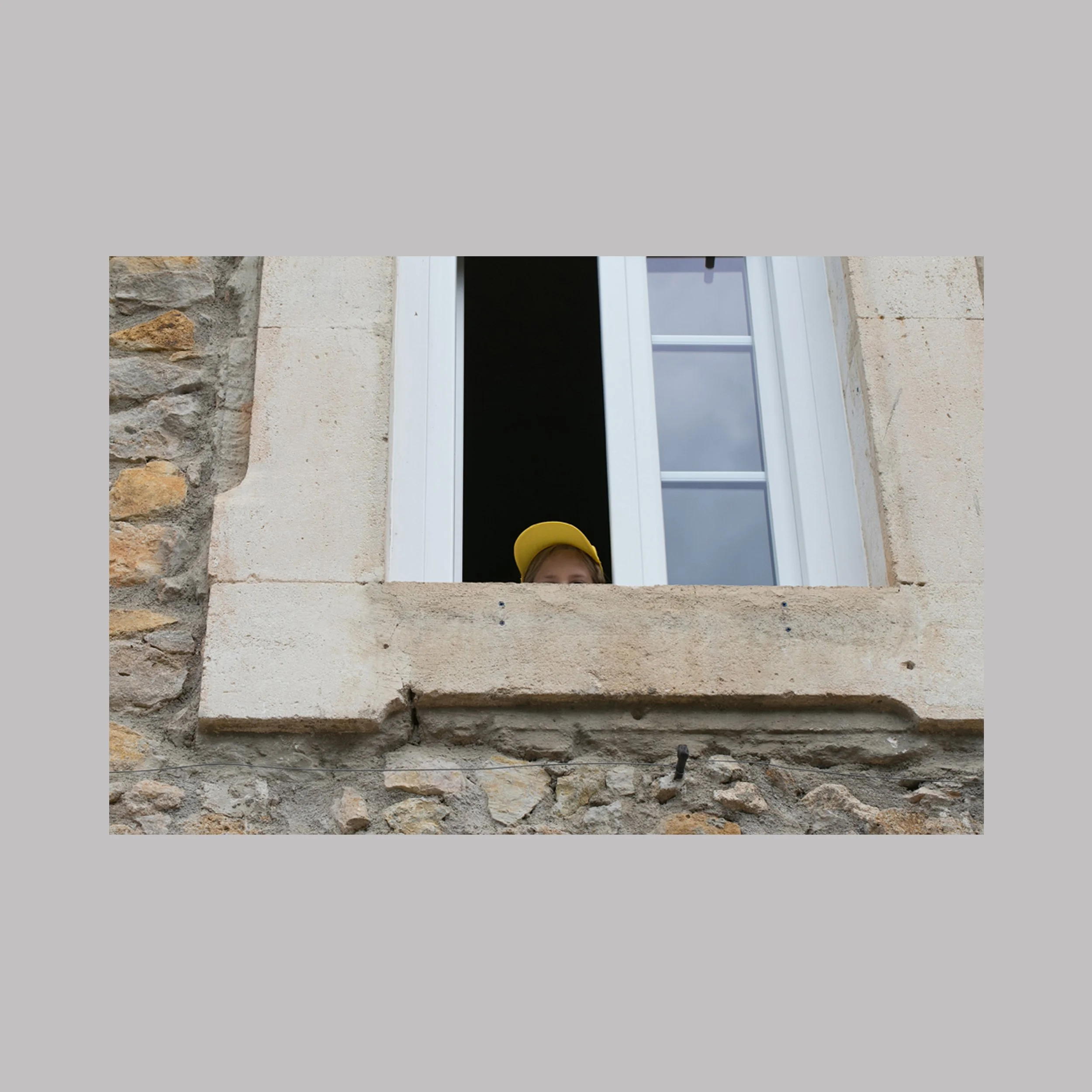 La fenêtre au béret