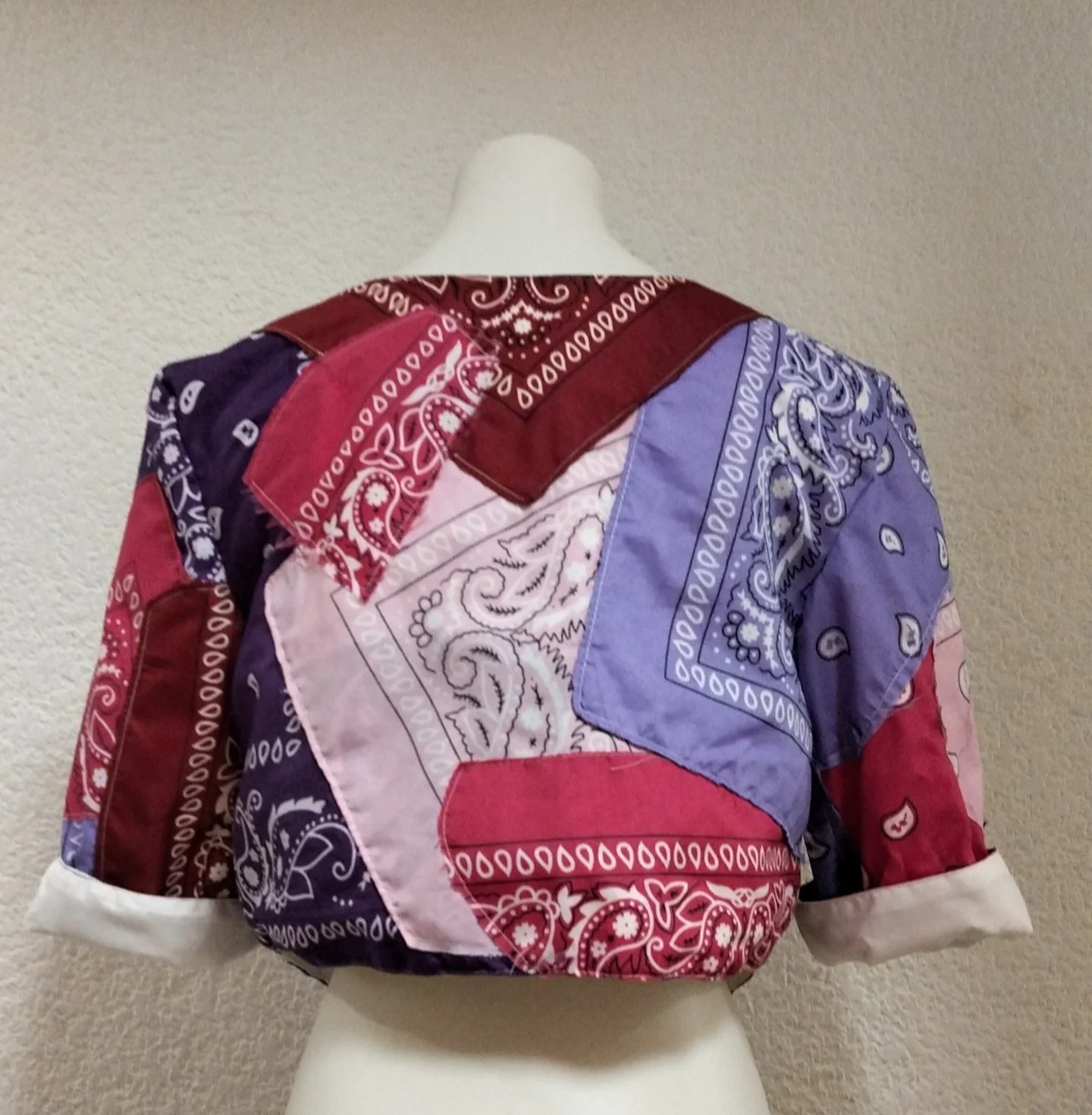 Camiseta con patrón de bandanas.