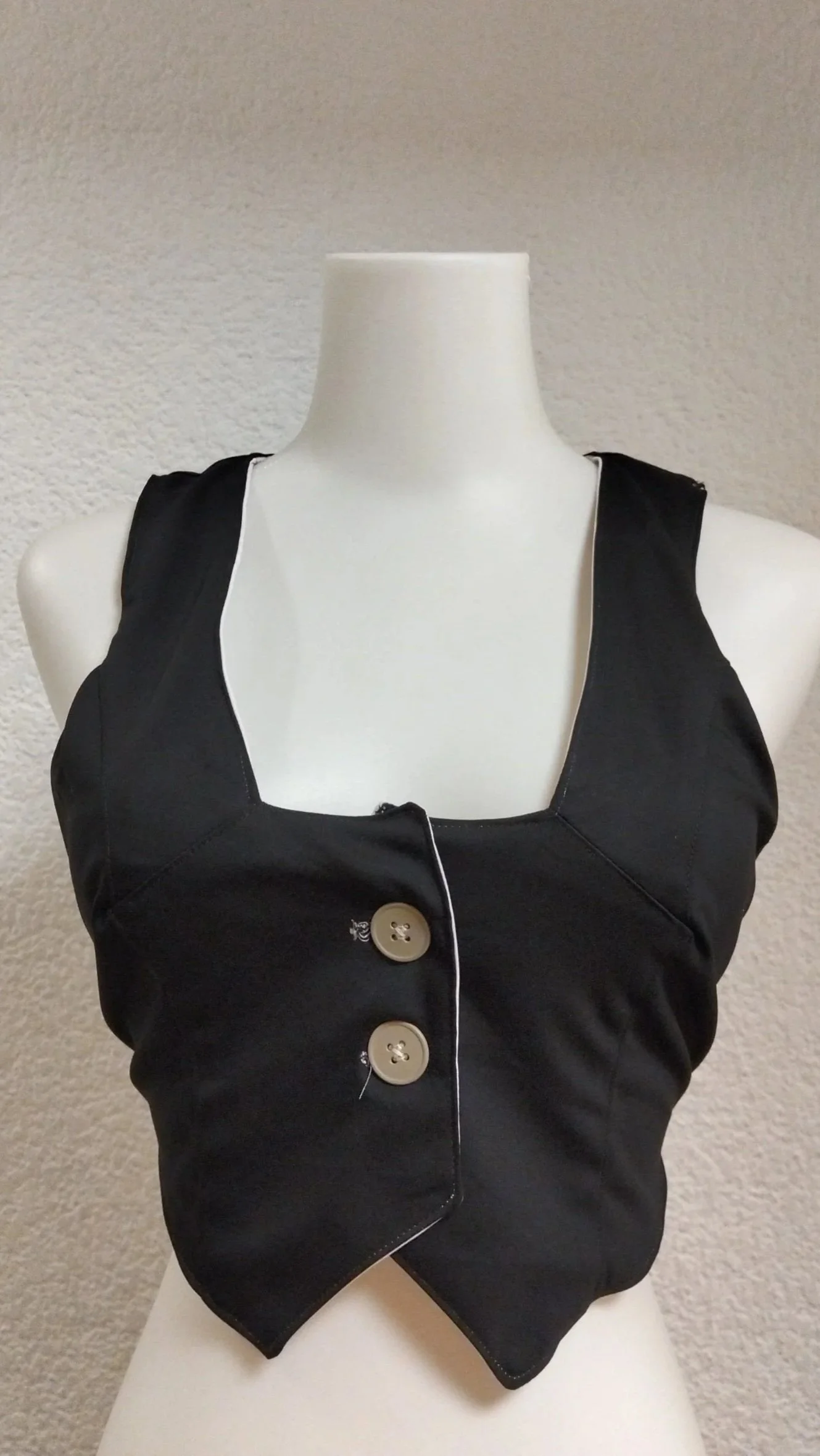 Chaleco negro de botones.