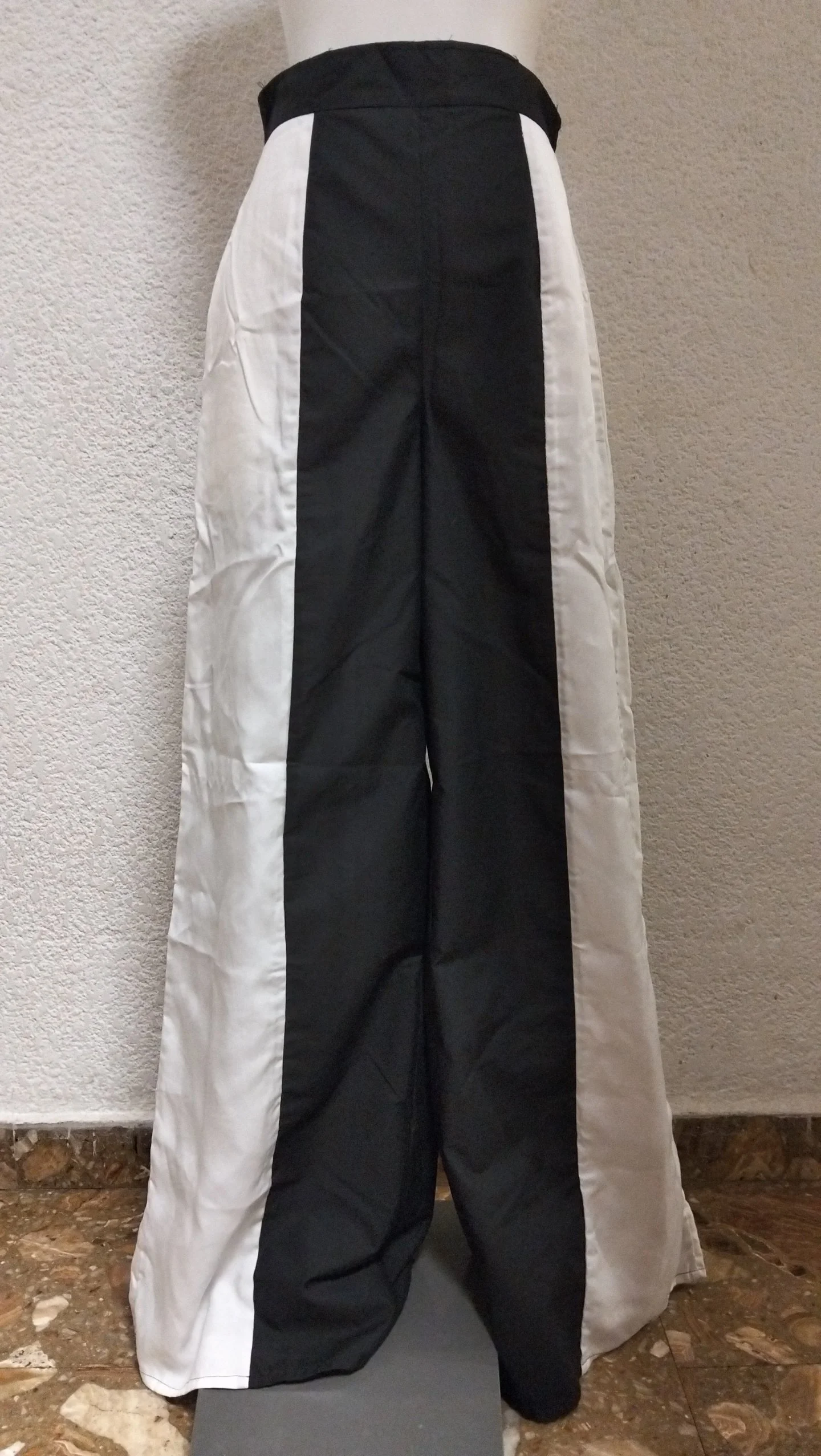 Pantalones de color negro y blanco.