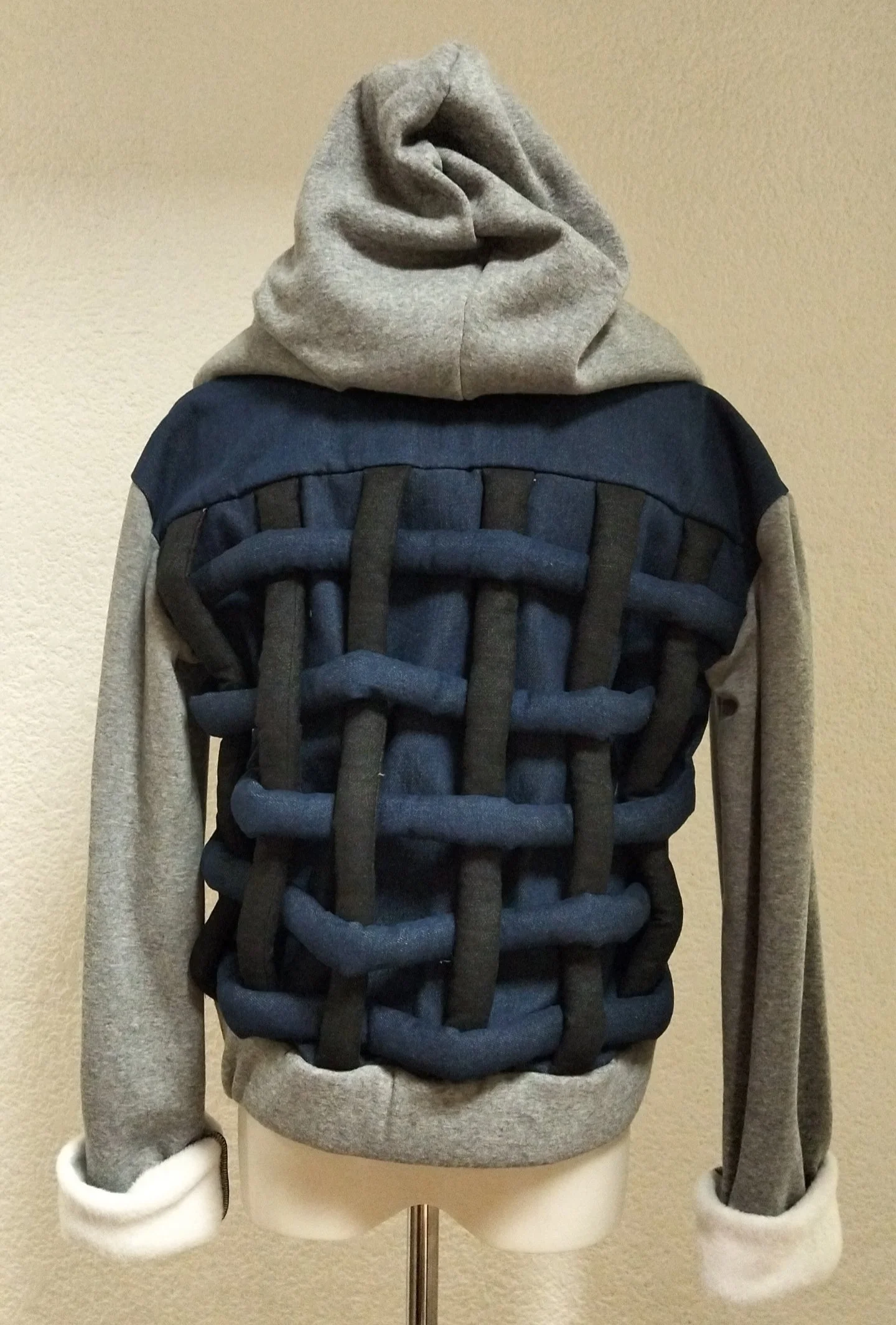 Chaqueta denim y chándal con textura en la espalda.