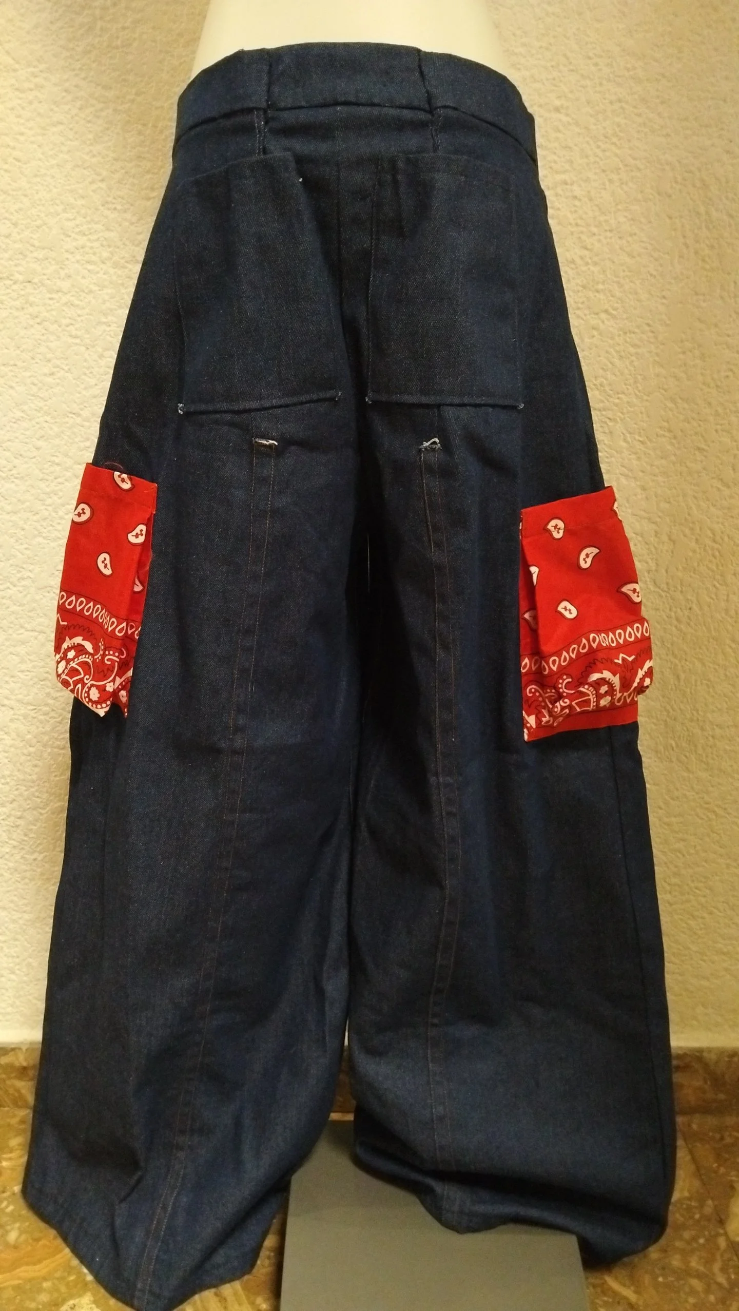 Pantalones de mezclilla anchos con bolsillos de bandana roja.