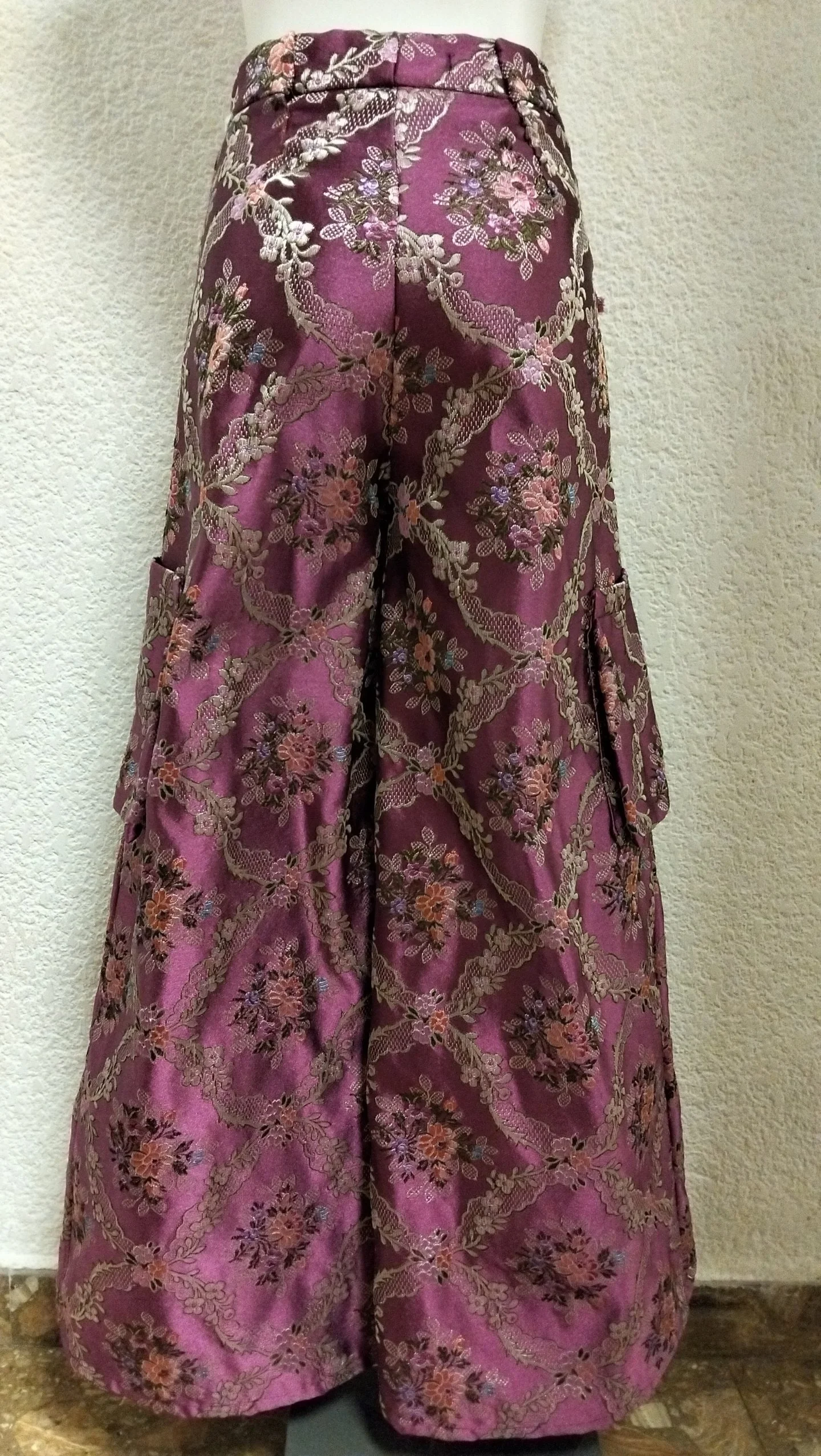 Pantalones largos de tela brocada valenciana.