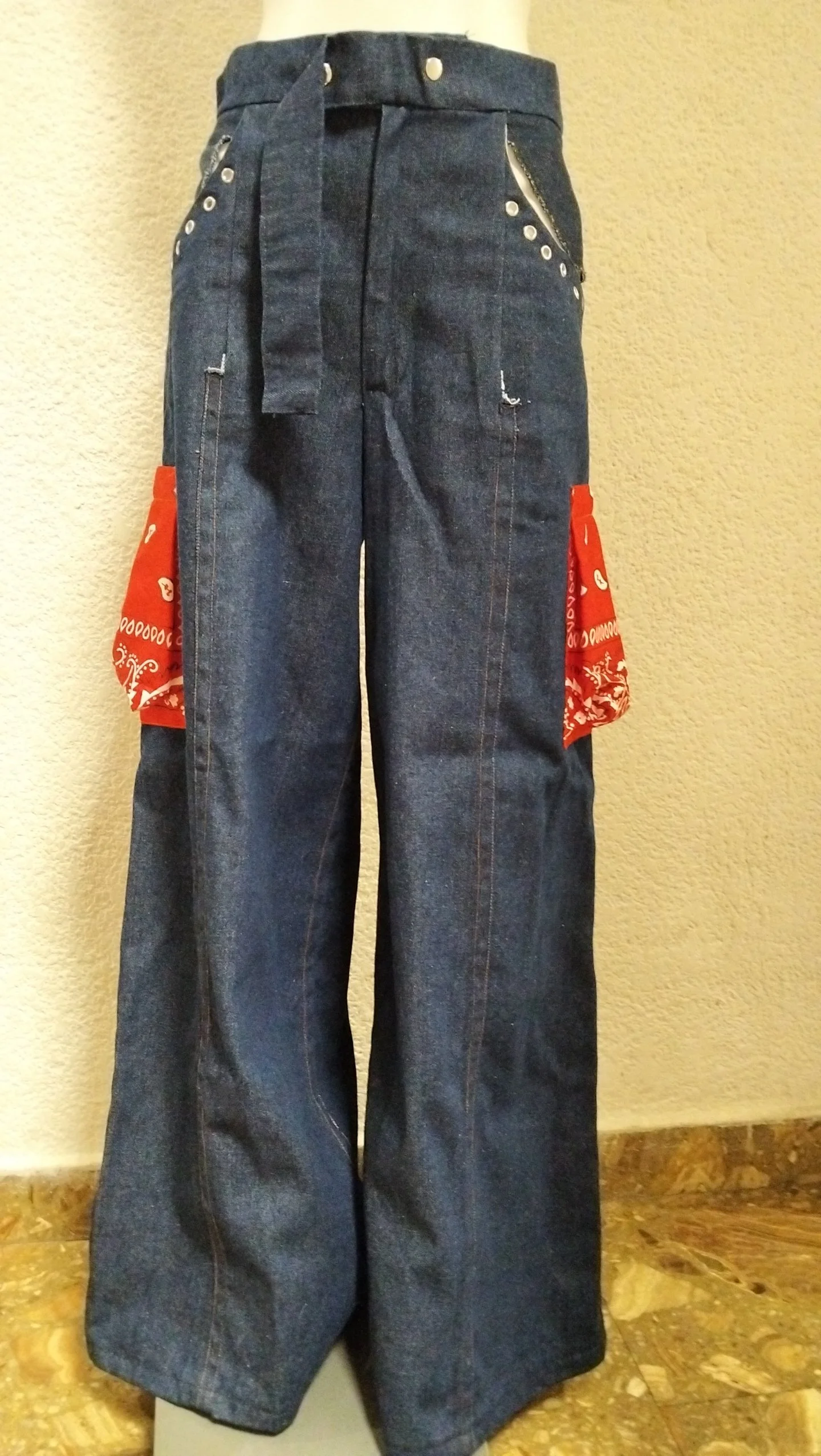 Pantalones de mezclilla anchos con bolsillos de bandana roja.