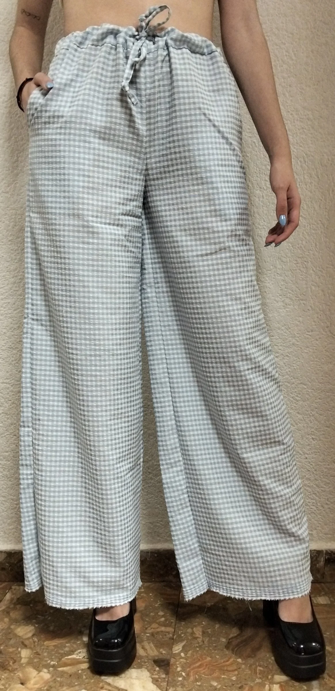 Pantalones de tela a cuadros azules y blancos.