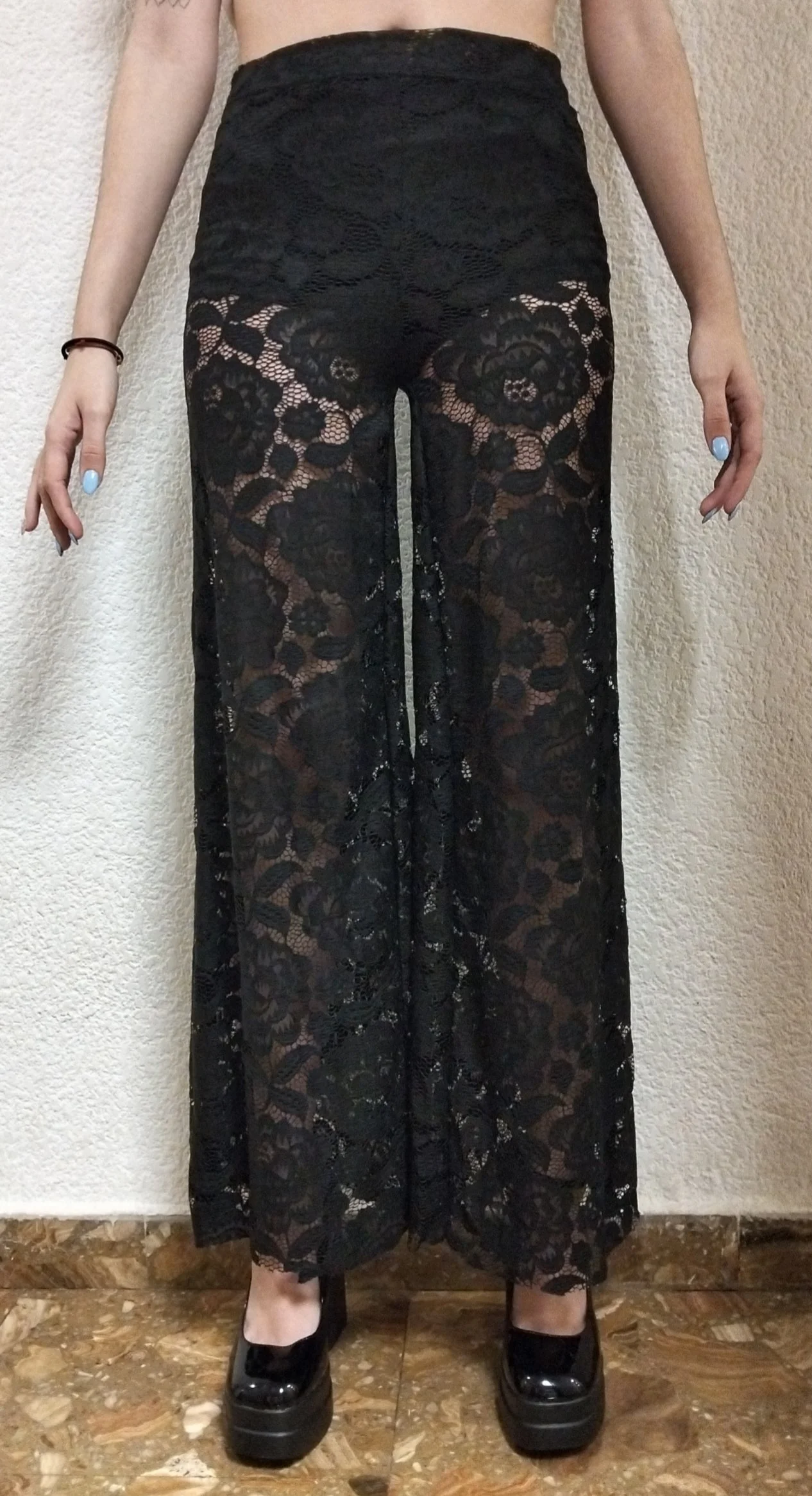 Pantalones largos de encaje negro.