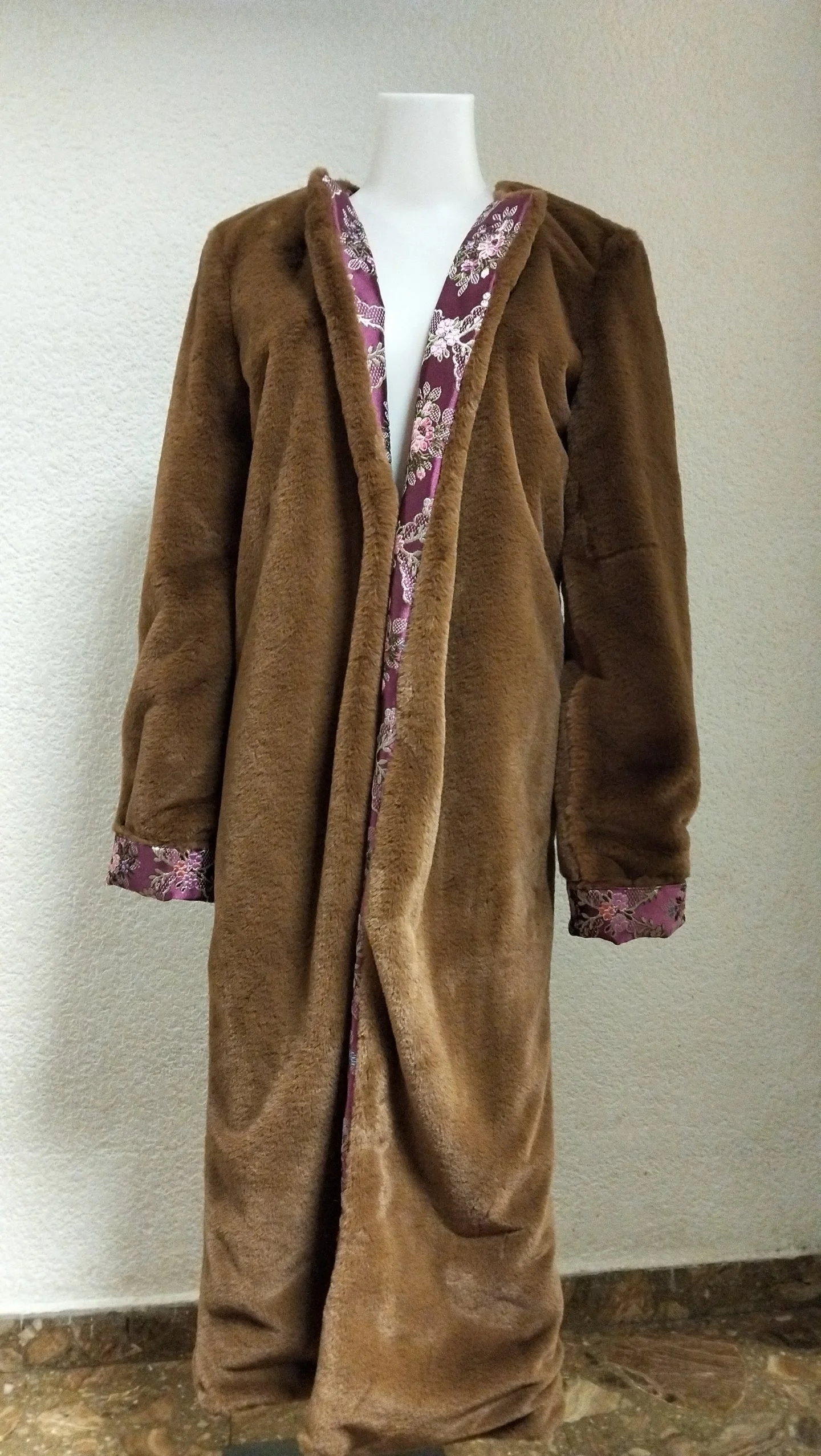 Abrigo largo de pelo marrón y brocado valenciano.