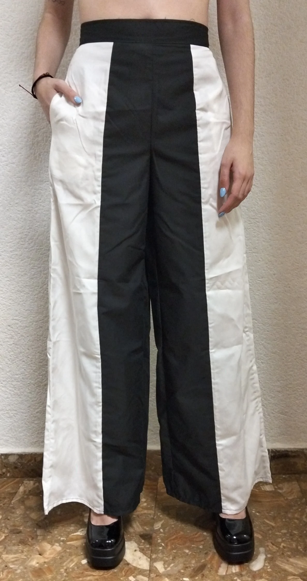 Pantalones de color negro y blanco.