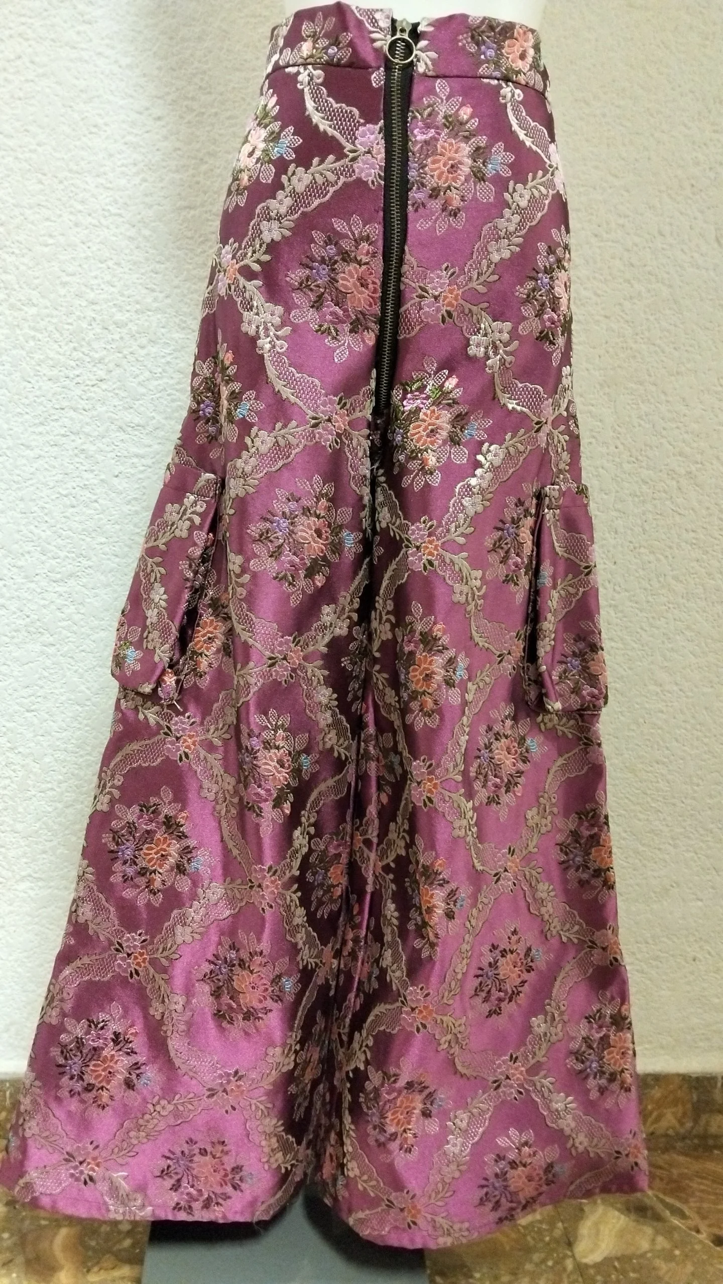 Pantalones largos de tela brocada valenciana.