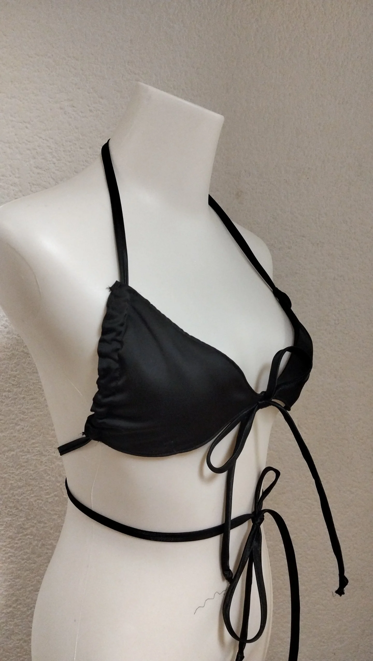 Top de bikini negro.