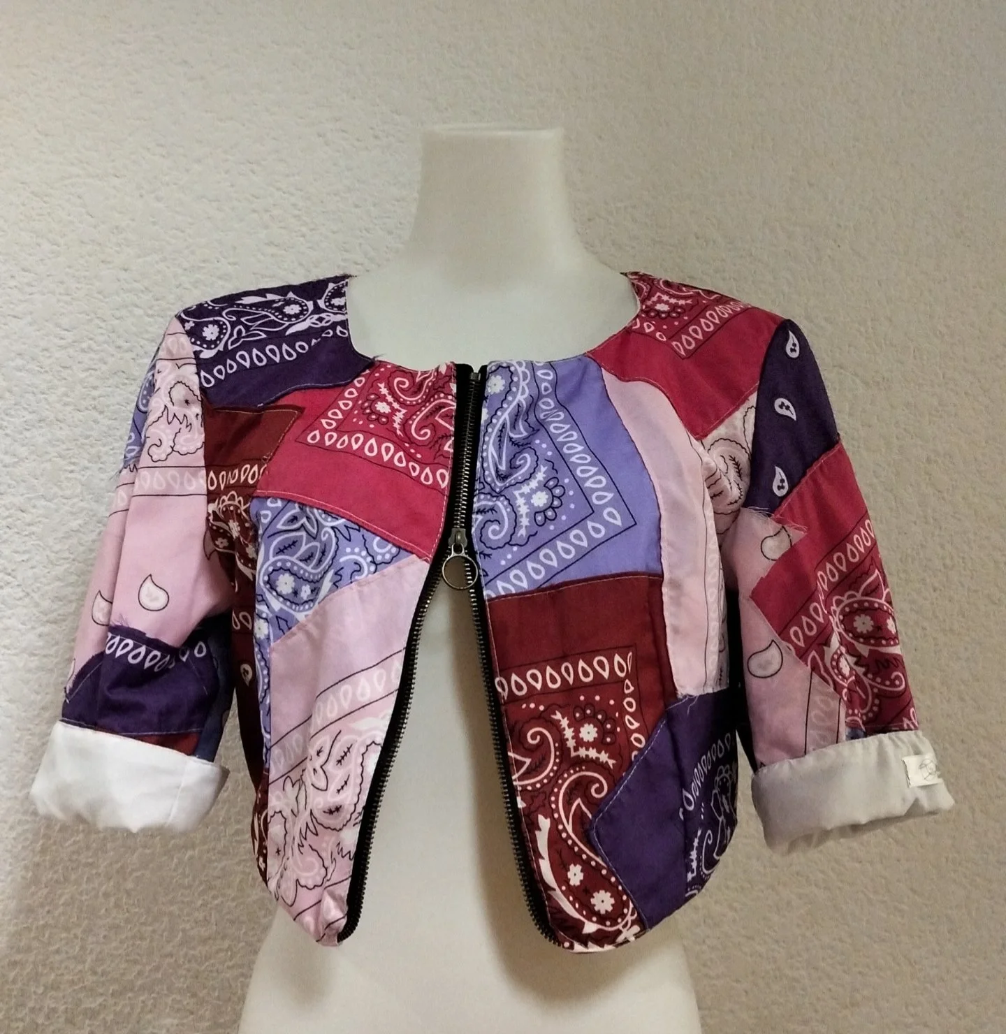 Camiseta con patrón de bandanas .