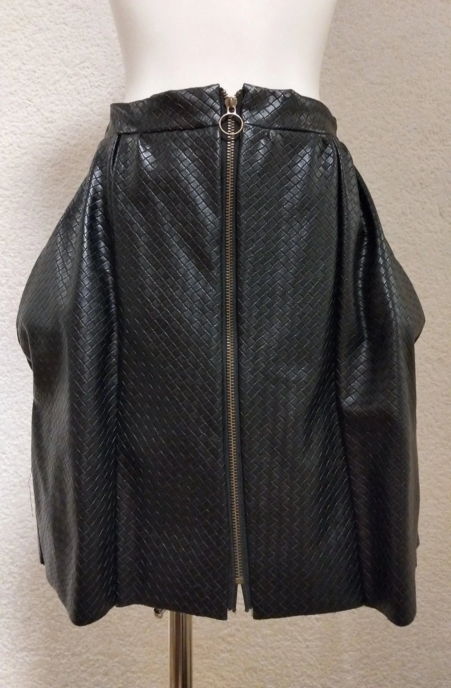 Falda negra de polipiel.