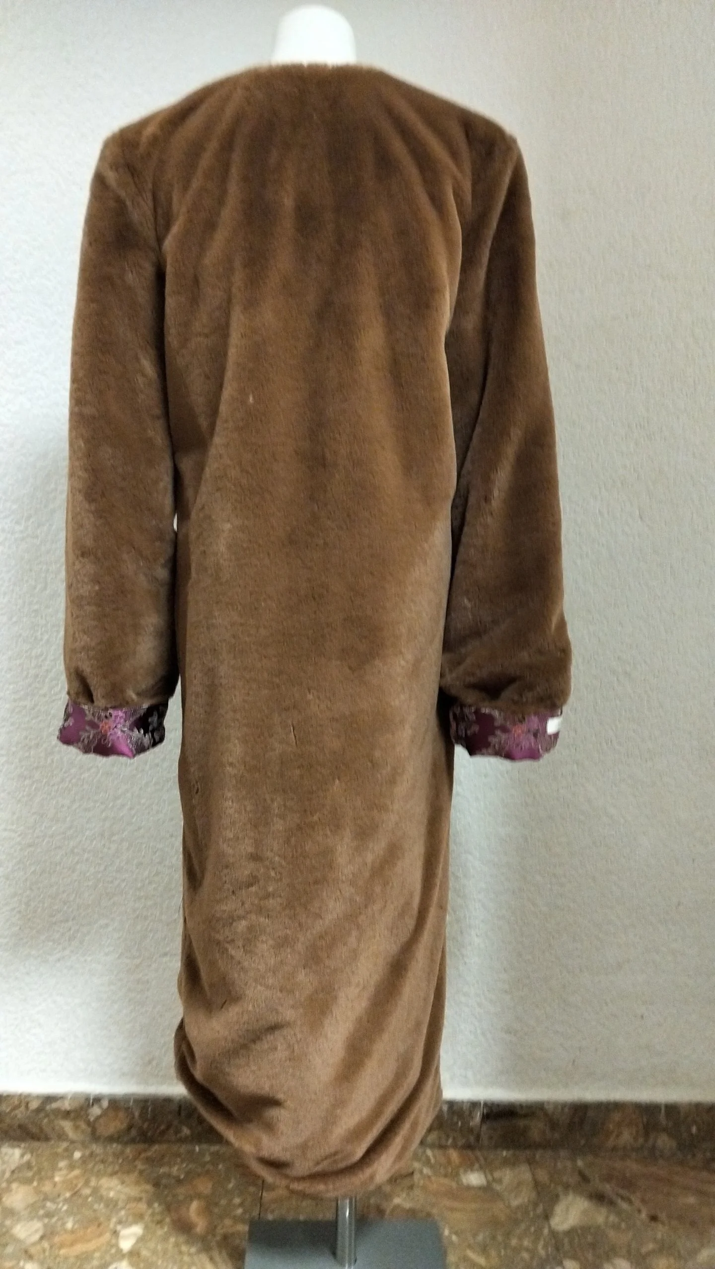 Abrigo largo de pelo marrón y brocado valenciano.