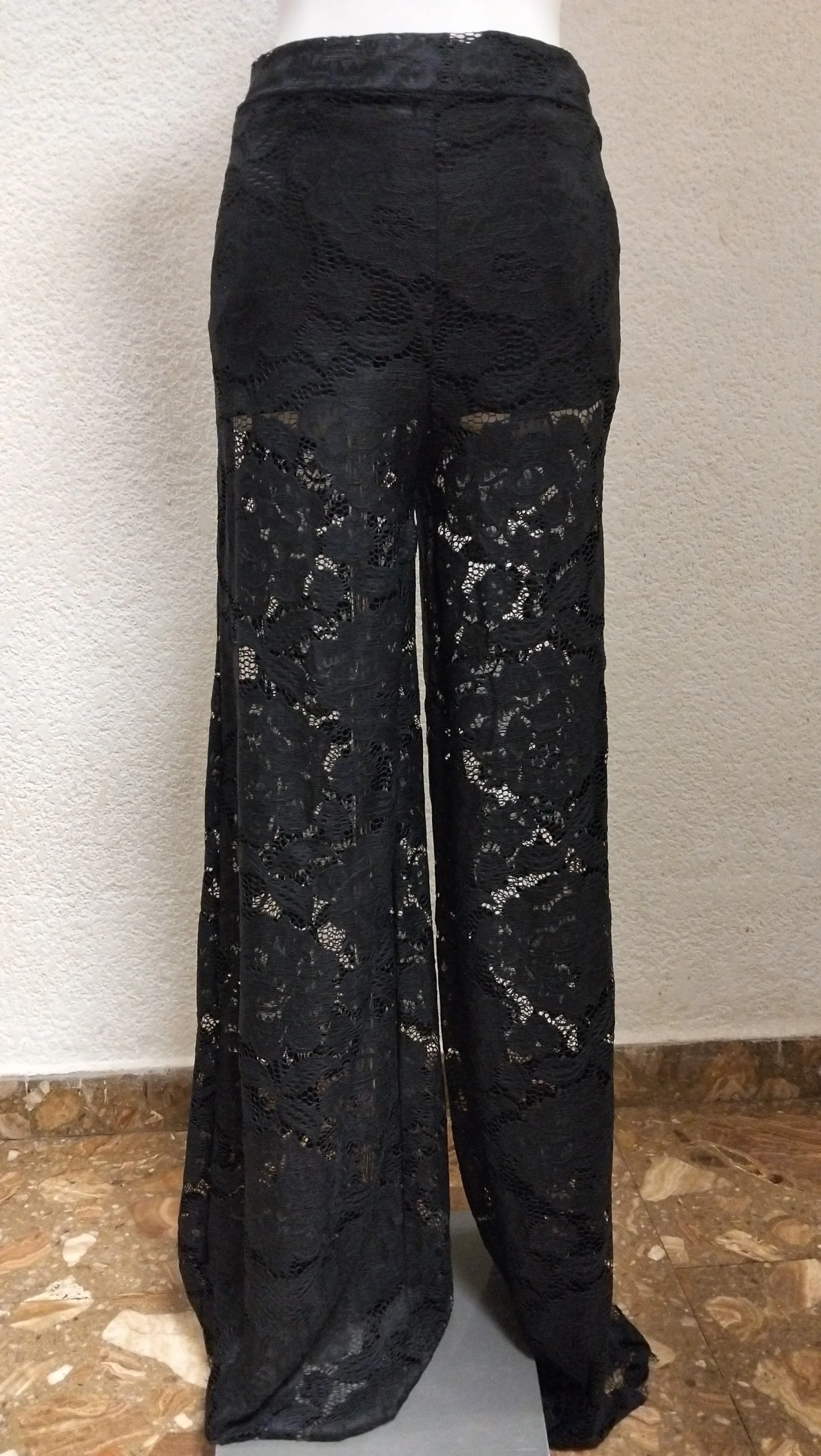 Pantalones largos negros de encaje.
