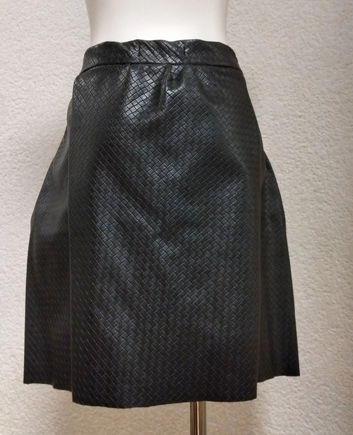 Falda negra de polipiel.