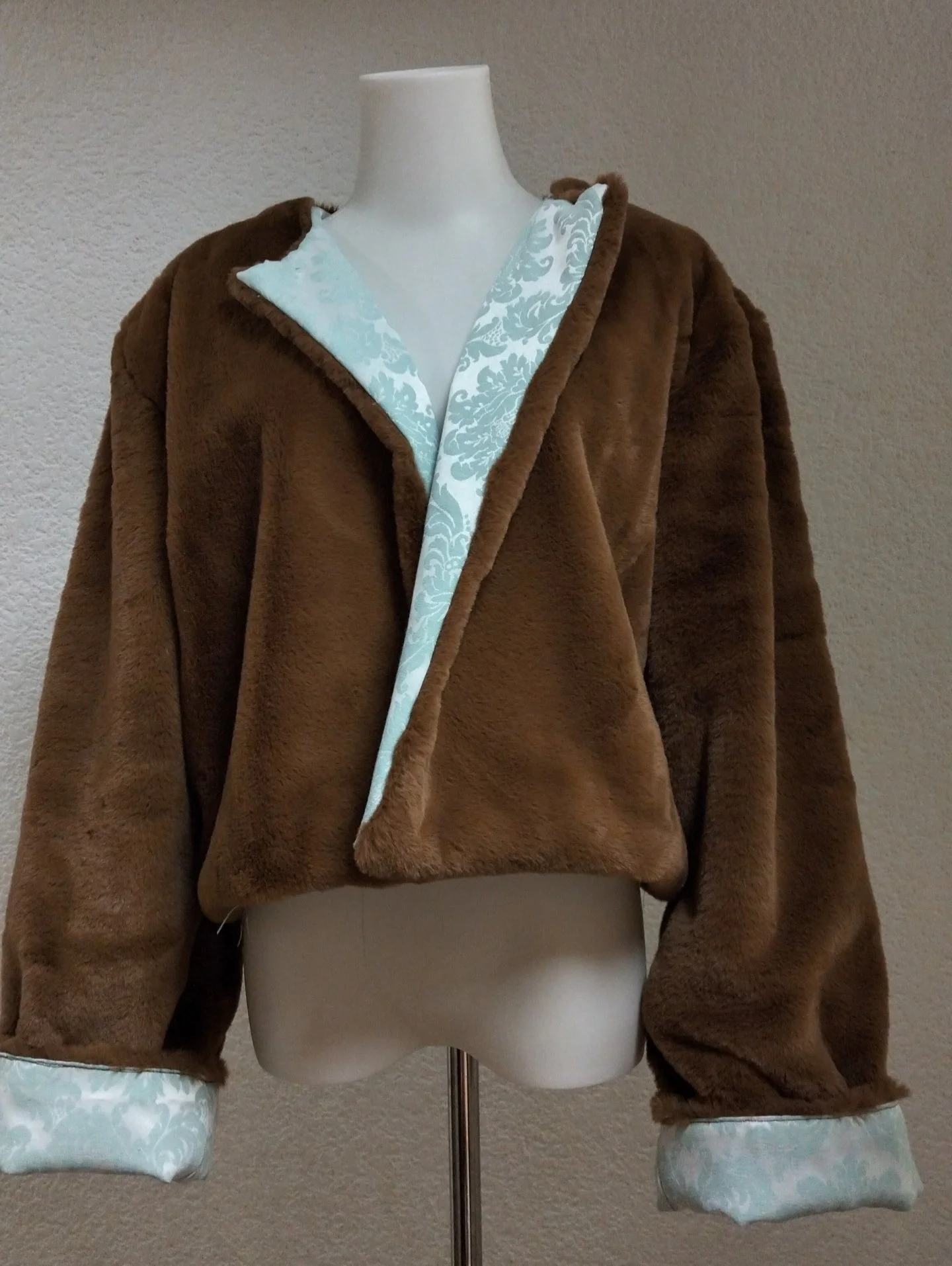 Chaqueta de pelo marrón y brocado valenciano.