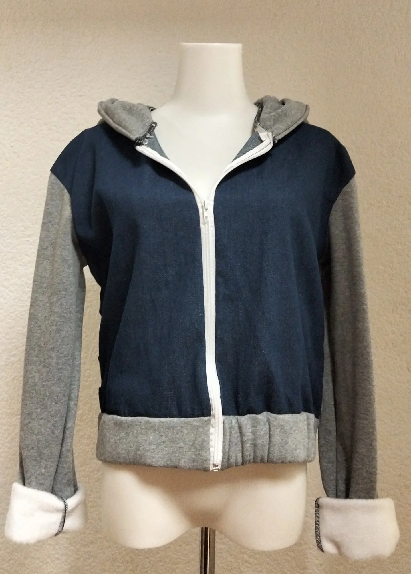 Chaqueta denim con mangas y capucha de chándal.