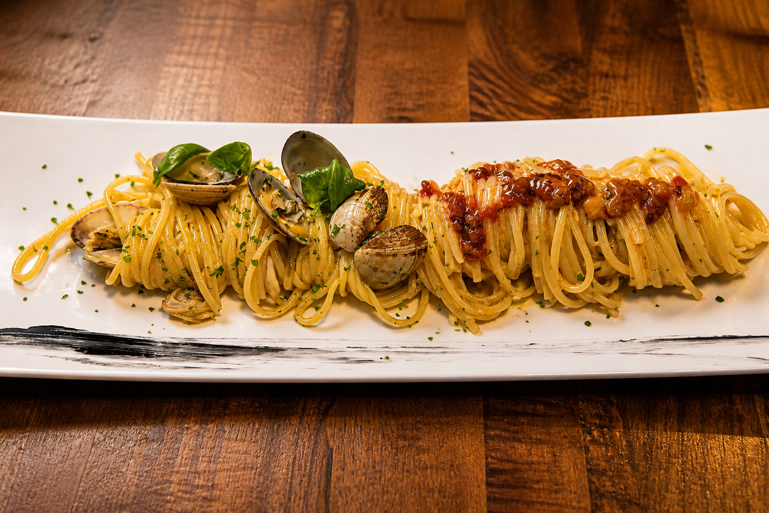 Piatto di spaghetti con cozze, pomodoro e basilico su un piatto rettangolare bianco su un tavolo di legno.
