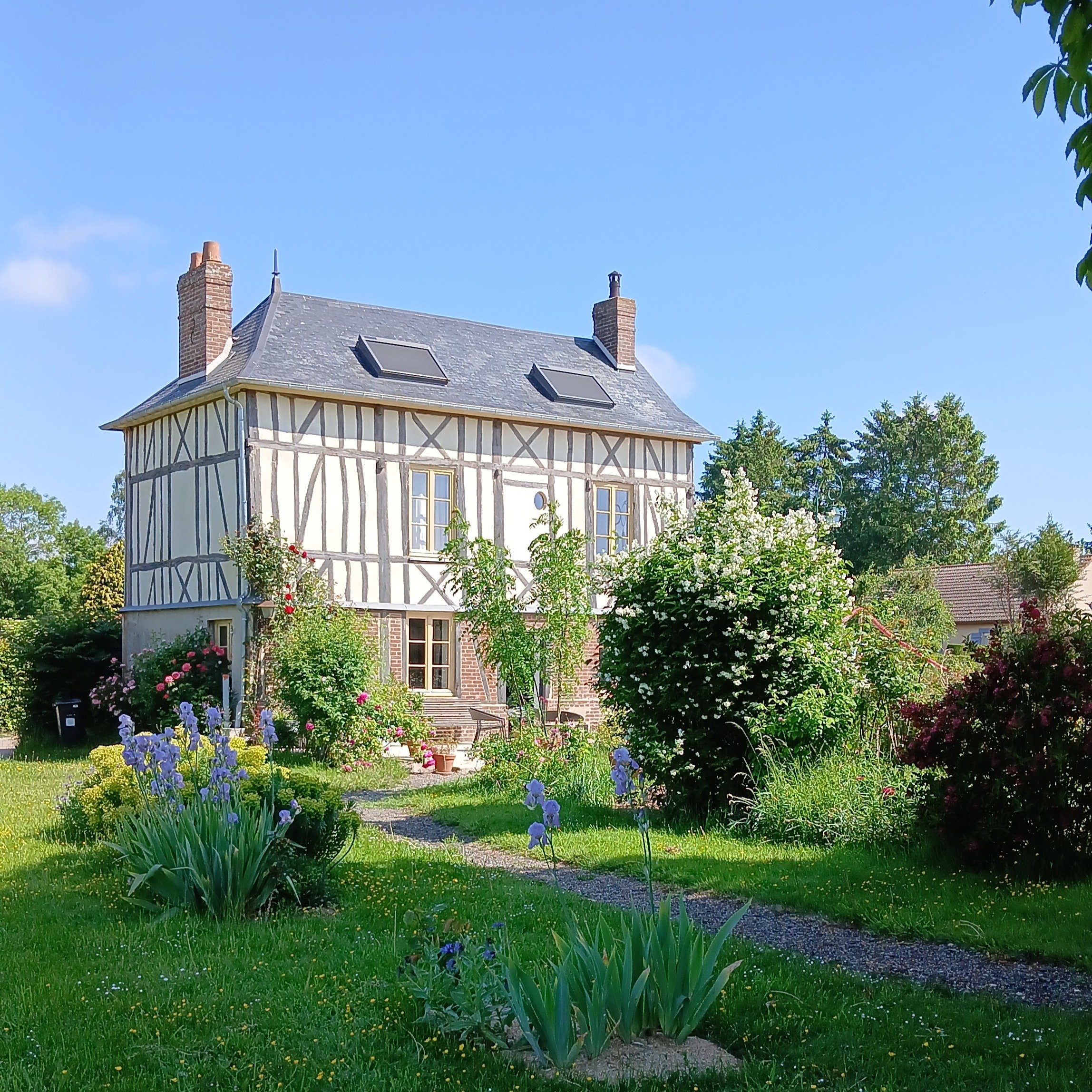 MAISON MESNIL 

Situ&eacute;e dans la vall&eacute;e de l&rsquo;Andelle, &agrave; quelques encablures de la for&ecirc;t de Lyons, cette maison traditionnelle &agrave; pans de bois n&eacute;cessitait une r&eacute;novation compl&egrave;te. 

Orient&eacu