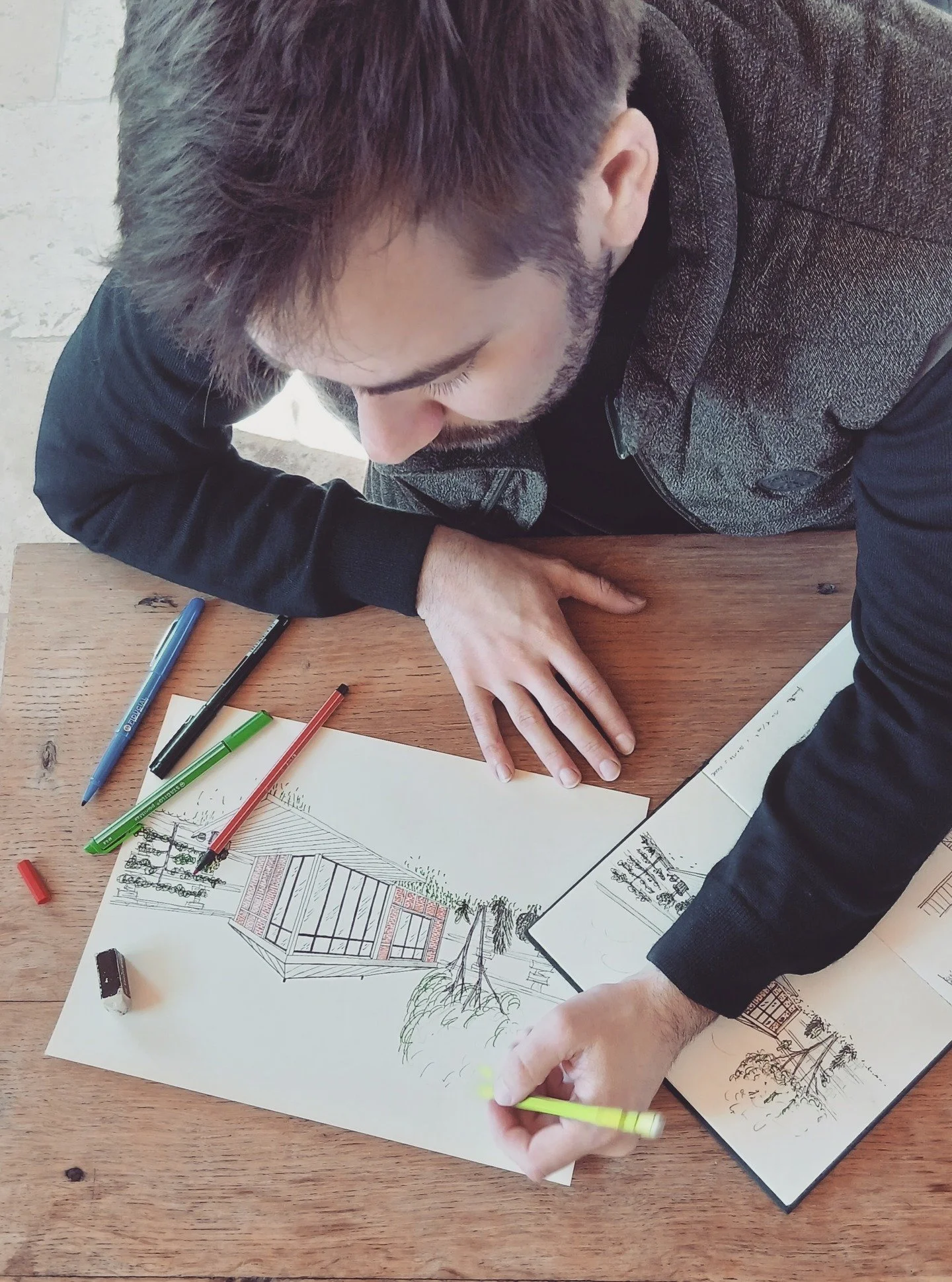 Un croquis vaut mille mots. ✍

En phase esquisse, on explore, et chez @leopardsarchitecture on aime dessiner ! 🤗

Aujourd&rsquo;hui, Sylvain propose, pour un projet de g&icirc;te, une perspective de l&rsquo;extension inspir&eacute;e d&rsquo;un jardi