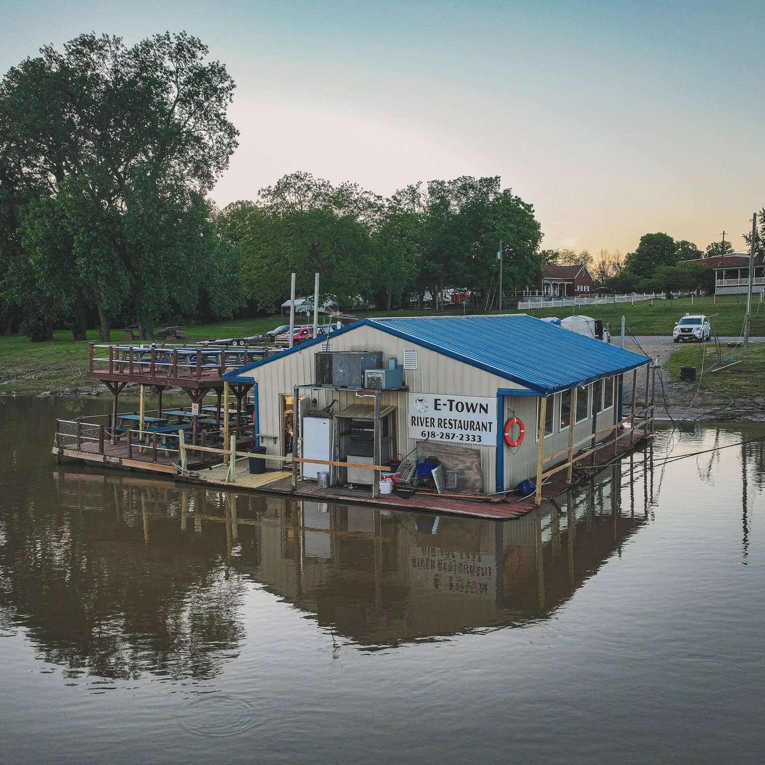 🍽️ Local Spotlight: The Fish Dock River Restaurant

Looking for a great local meal during your stay? The Fish Dock River Restaurant is located right next door to the Historic Rose Hotel, within walking distance of the Riverside Lodge, and just minut