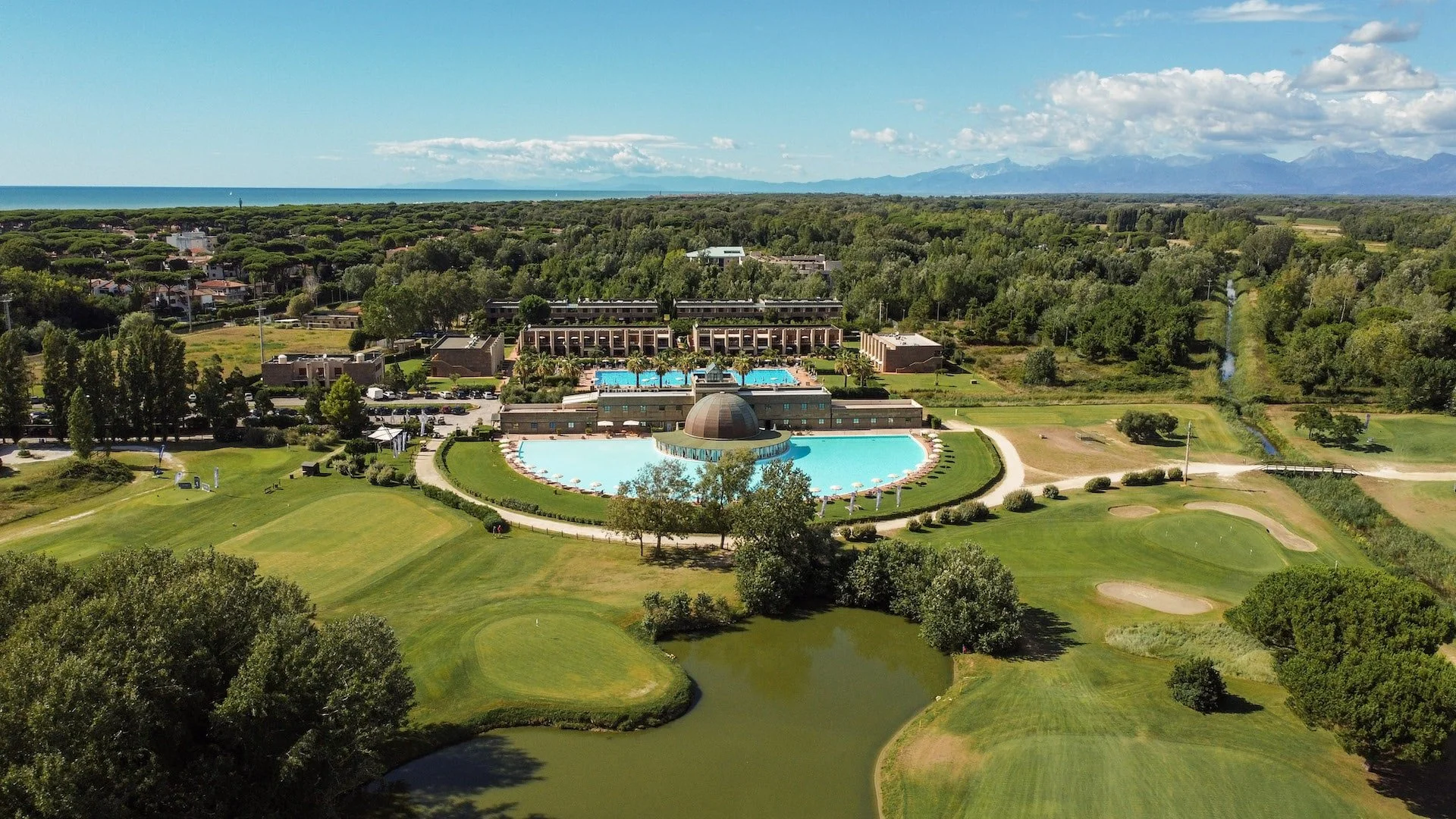 Play Cosmopolitan Golf &amp; Country Club: Coastal Golf in Tuscany ⛳🌊