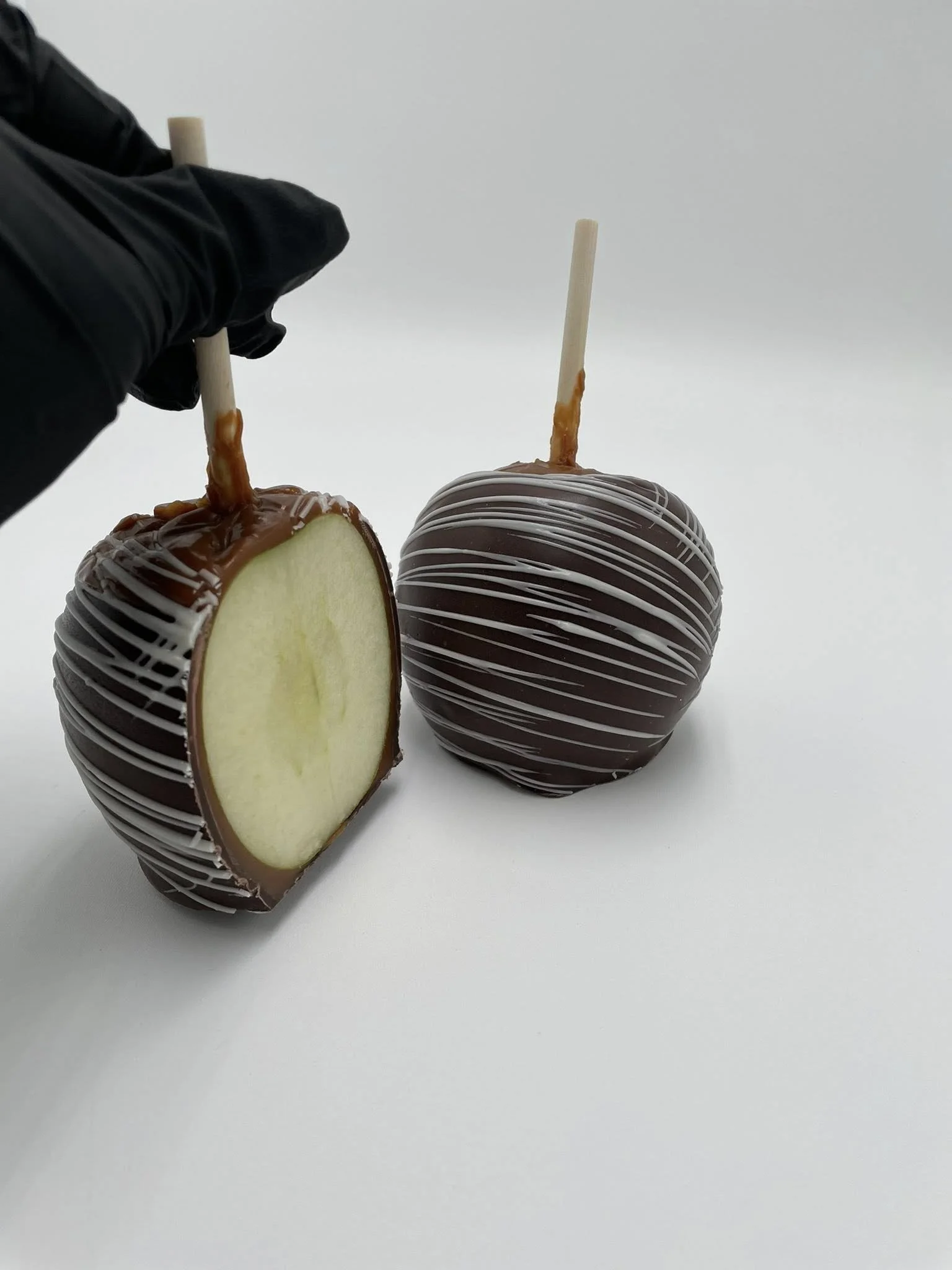 Dark choclate White choclate Gourmet apple pic 3.jpg