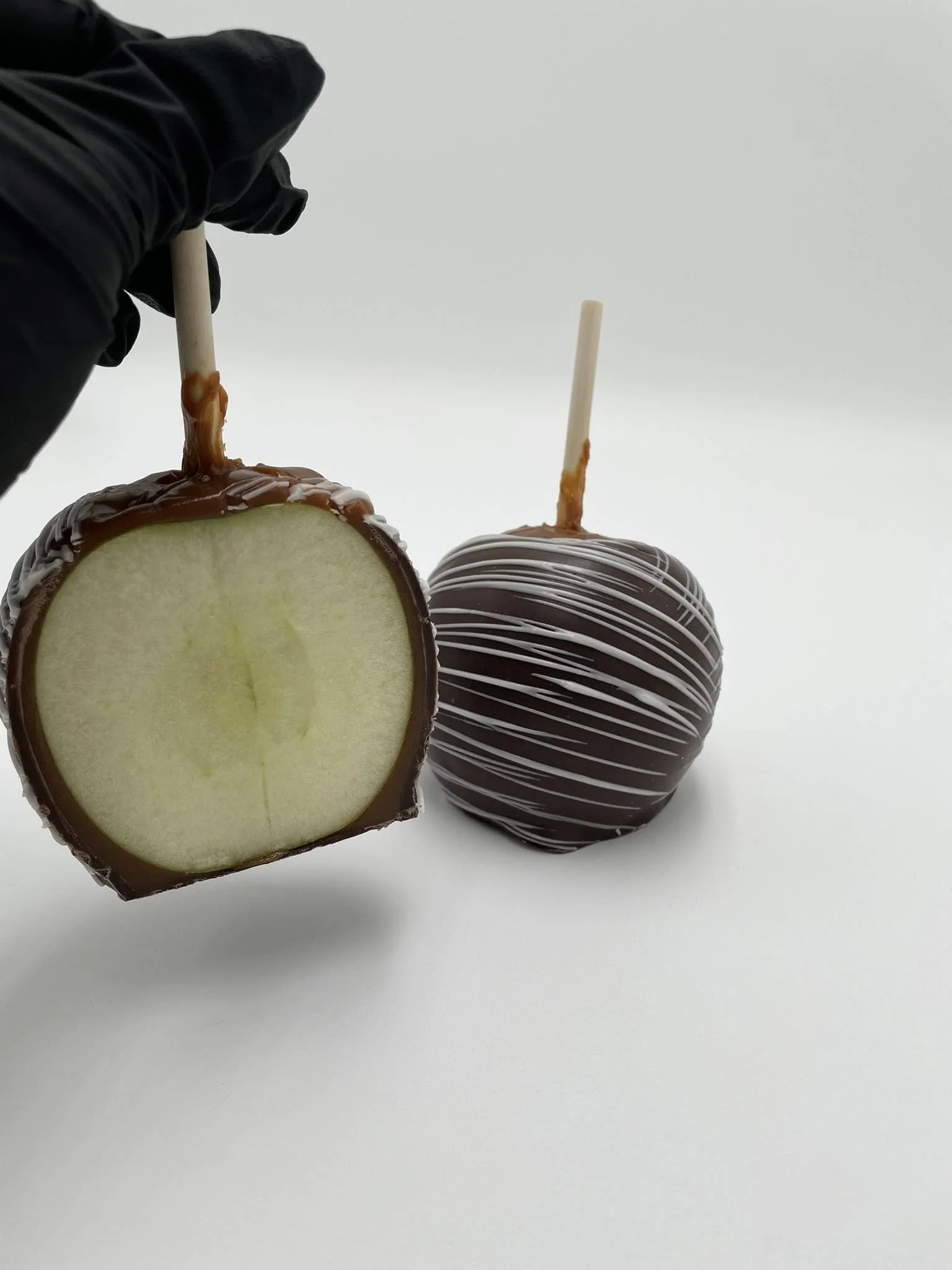 Dark choclate White choclate Gourmet apple pic 2.jpg
